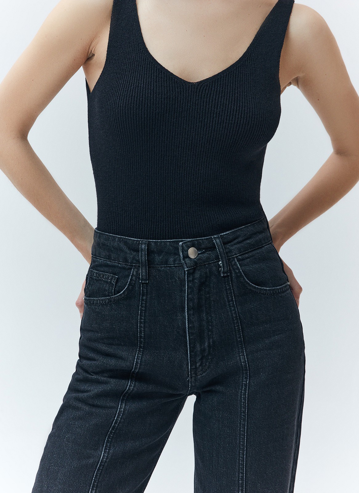 Прямые джинсы с отстрочкой, цвет: Черный Allweneed Прямые джинсы с посадкой на талии. Крой модели, который будет актуален всегда. Строчка на джинсах создает дополнительные вертикальные линии и удлиняет силуэт. Пять карманов, чтобы спрятать мелочи. Выполнены из премиального 100% хлопкового денима с авторской варкой и брендированной фурнитурой высокого качества.