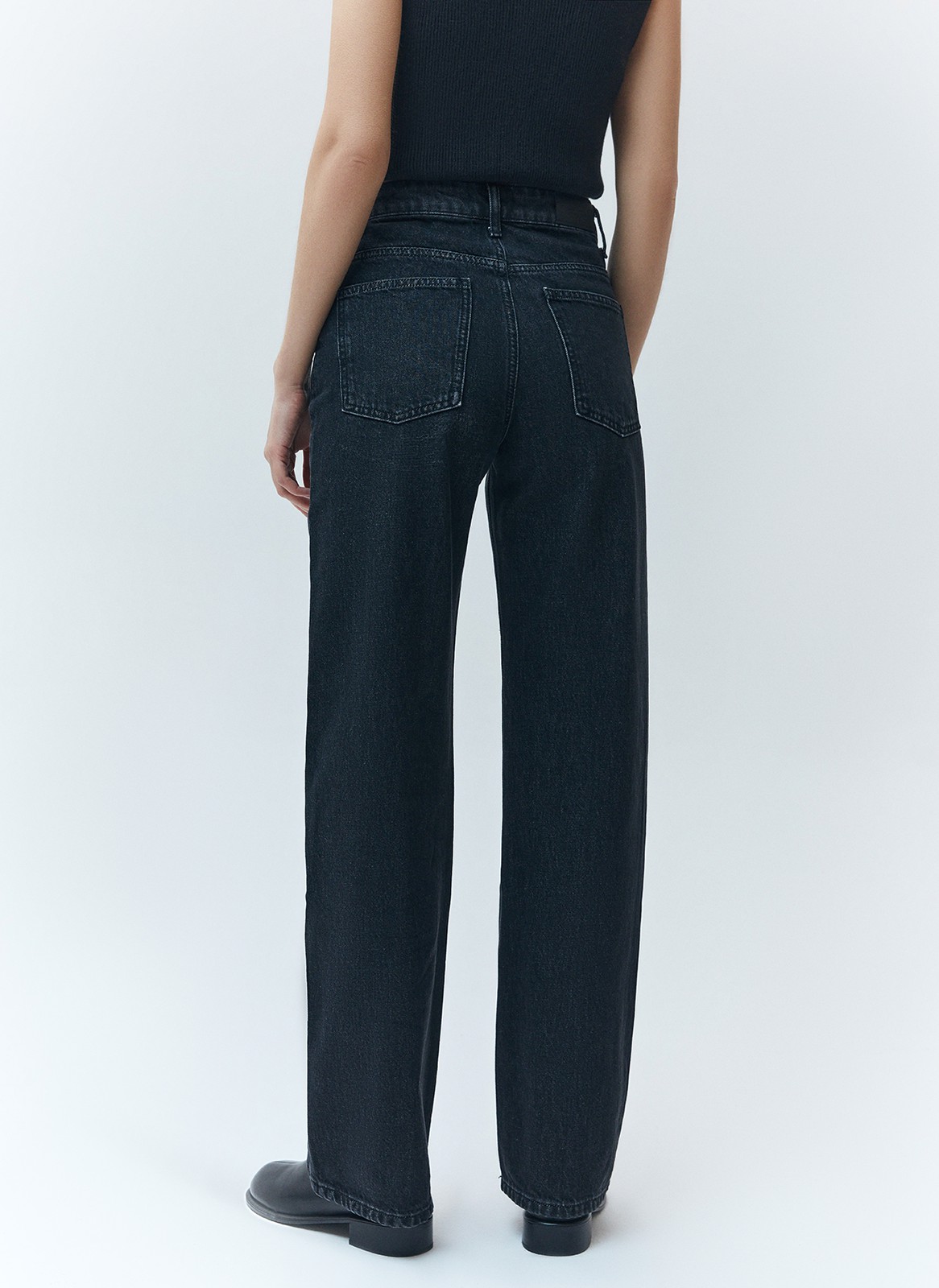 Прямые джинсы с отстрочкой, цвет: Черный Allweneed Прямые джинсы с посадкой на талии. Крой модели, который будет актуален всегда. Строчка на джинсах создает дополнительные вертикальные линии и удлиняет силуэт. Пять карманов, чтобы спрятать мелочи. Выполнены из премиального 100% хлопкового денима с авторской варкой и брендированной фурнитурой высокого качества.