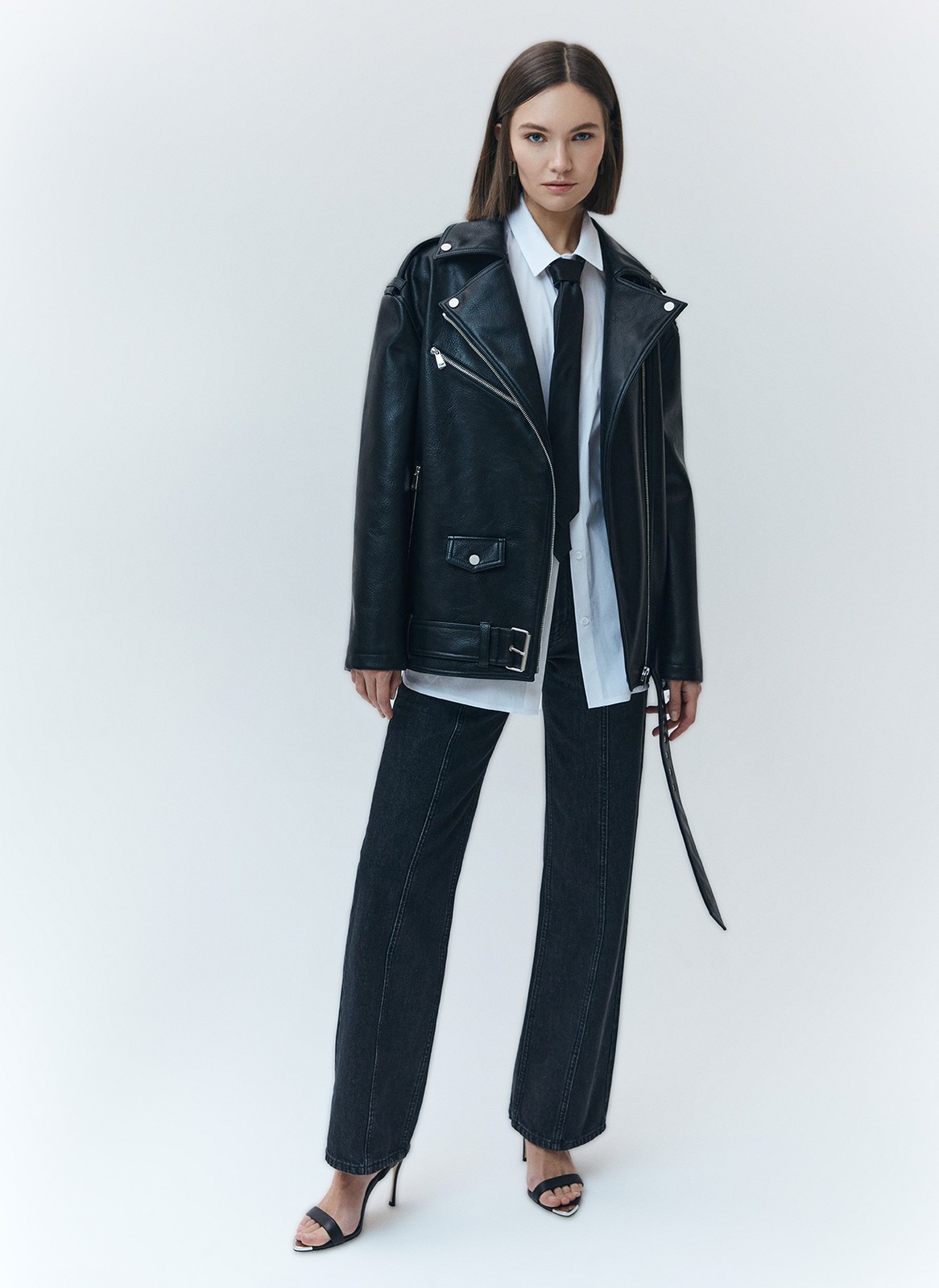 


Косуха из экокожи с отложным воротником, широким поясом с прямоугольной пряжкой и ассиметричной застёжкой на молнию. Металлическая фурнитура добавляет модели глянцевого лоска. Паты на плечах и передние боковые карманы на молниях классические для модели элементы. Изделие с подкладочной тканью. Создана для тех, кому хочется внести дерзости в свой стиль. Можно сочетать как с летящим платьем, так и с лонгсливом в паре с джинсами.