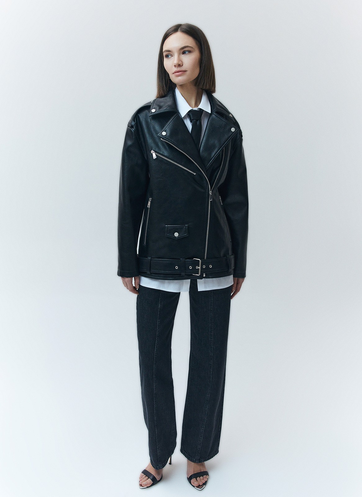 


Косуха из экокожи с отложным воротником, широким поясом с прямоугольной пряжкой и ассиметричной застёжкой на молнию. Металлическая фурнитура добавляет модели глянцевого лоска. Паты на плечах и передние боковые карманы на молниях классические для модели элементы. Изделие с подкладочной тканью. Создана для тех, кому хочется внести дерзости в свой стиль. Можно сочетать как с летящим платьем, так и с лонгсливом в паре с джинсами.