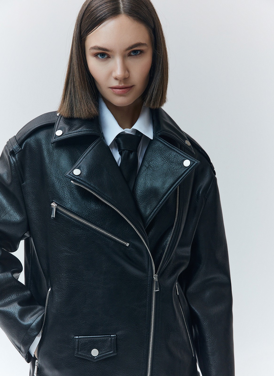 


Косуха из экокожи с отложным воротником, широким поясом с прямоугольной пряжкой и ассиметричной застёжкой на молнию. Металлическая фурнитура добавляет модели глянцевого лоска. Паты на плечах и передние боковые карманы на молниях классические для модели элементы. Изделие с подкладочной тканью. Создана для тех, кому хочется внести дерзости в свой стиль. Можно сочетать как с летящим платьем, так и с лонгсливом в паре с джинсами.