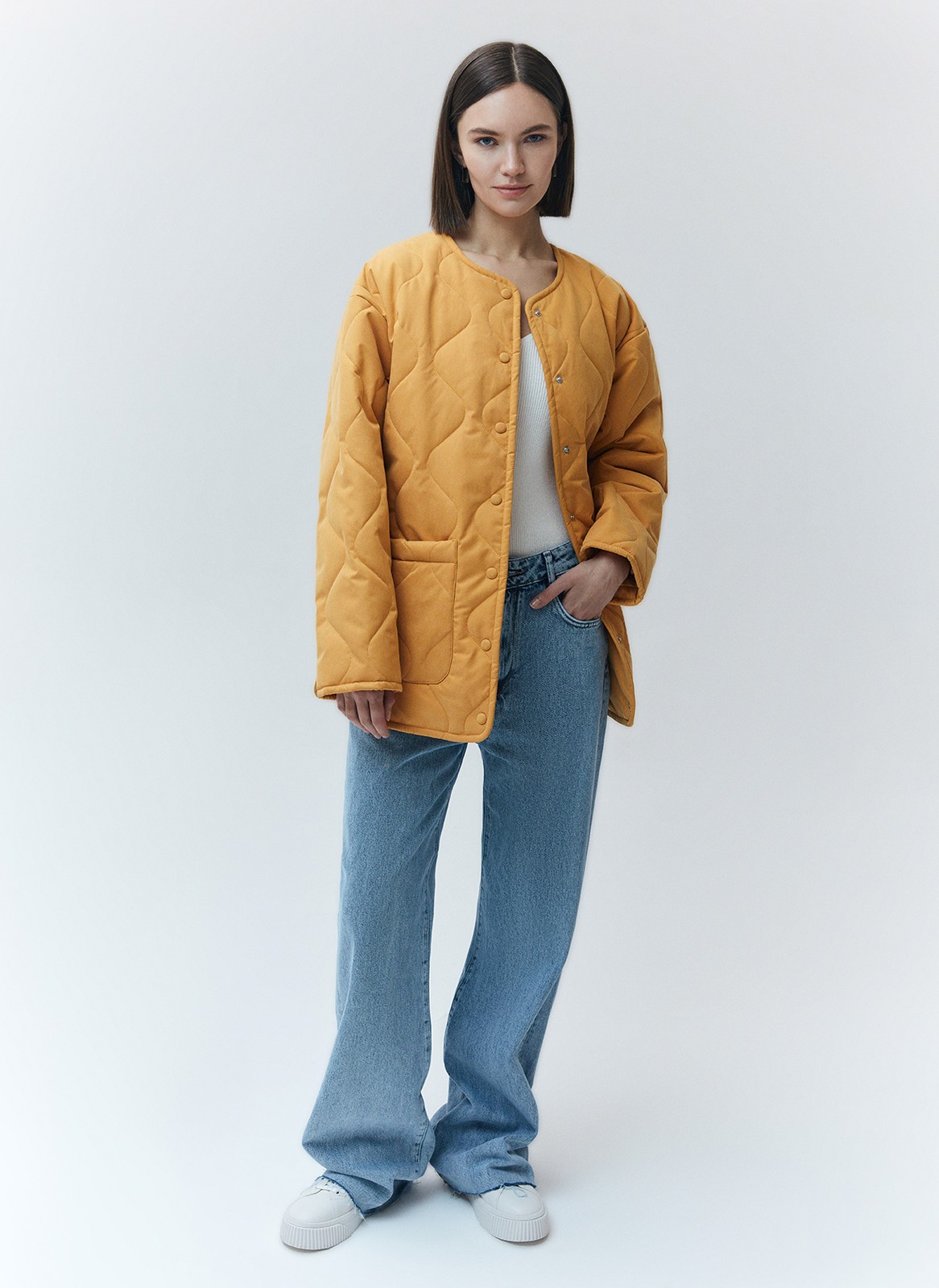 Куртка со стёжкой, цвет: рыжий Allweneed
Яркая стёганая куртка на тонком синтепоне некогда ультратренд, без которого теперь сложно представить нашу повседневную жизнь. Комфортный свободный крой, спущенное плечо и минималистичный дизайн позволяют гармонично вписать куртку в любой гардероб. Удобная застёжка на кнопки и большие накладные карманы, в которых поместится множество мелочей. Мы любим надевать эту модель на мягкий лонгслив с джинсами и отправляться на прогулку. Ткань имеет лёгкий водоотталкивающий эффект.