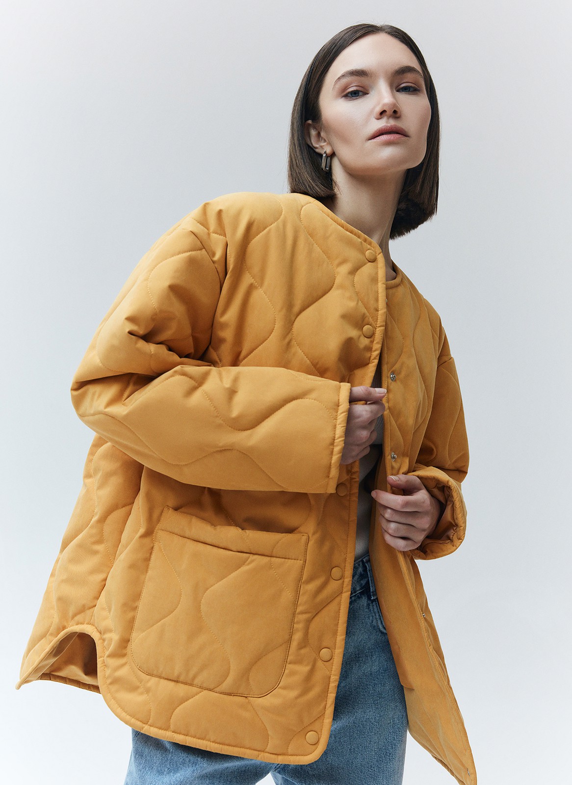 Куртка со стёжкой, цвет: рыжий Allweneed
Яркая стёганая куртка на тонком синтепоне некогда ультратренд, без которого теперь сложно представить нашу повседневную жизнь. Комфортный свободный крой, спущенное плечо и минималистичный дизайн позволяют гармонично вписать куртку в любой гардероб. Удобная застёжка на кнопки и большие накладные карманы, в которых поместится множество мелочей. Мы любим надевать эту модель на мягкий лонгслив с джинсами и отправляться на прогулку. Ткань имеет лёгкий водоотталкивающий эффект.