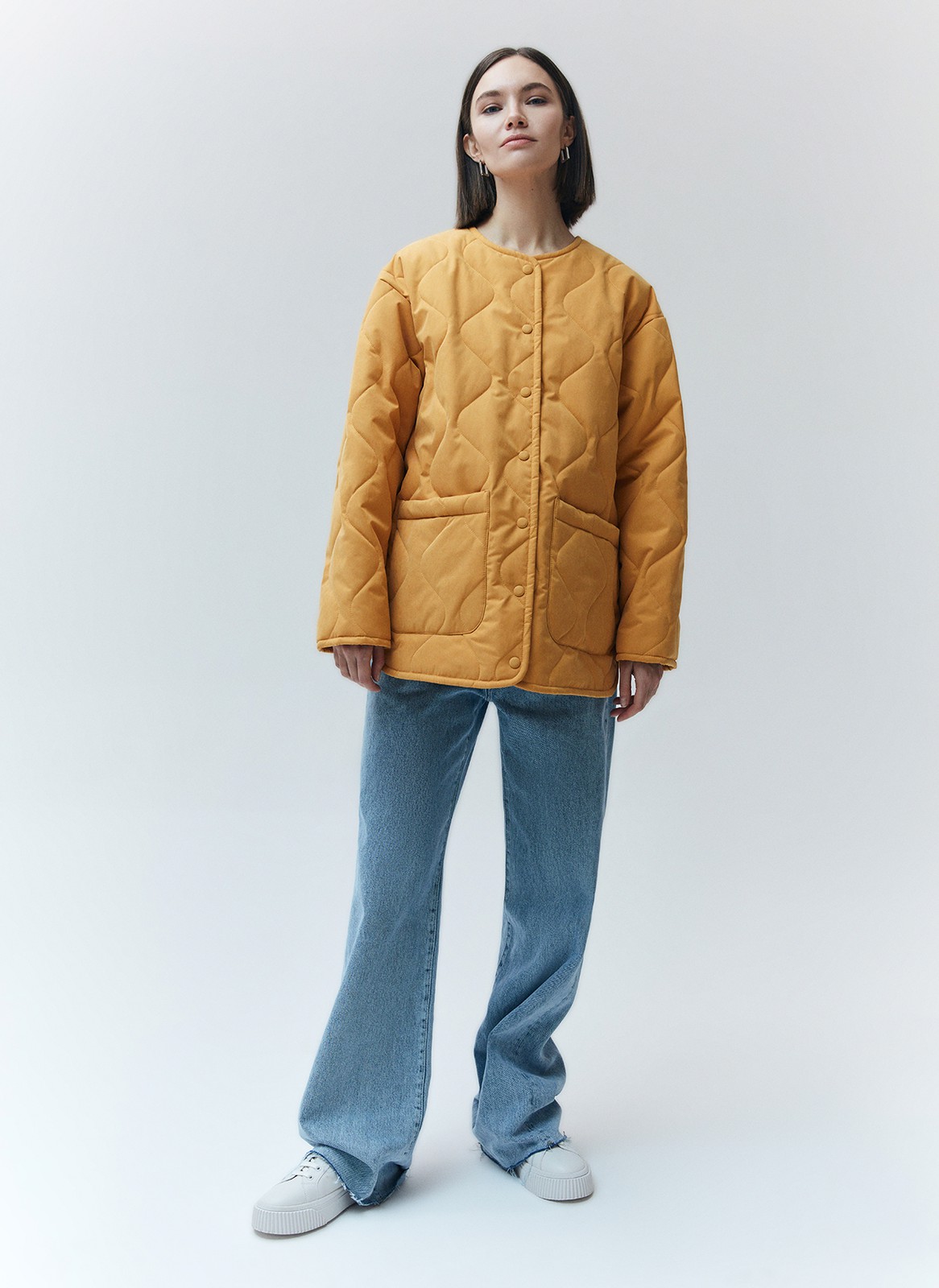Куртка со стёжкой, цвет: рыжий Allweneed
Яркая стёганая куртка на тонком синтепоне некогда ультратренд, без которого теперь сложно представить нашу повседневную жизнь. Комфортный свободный крой, спущенное плечо и минималистичный дизайн позволяют гармонично вписать куртку в любой гардероб. Удобная застёжка на кнопки и большие накладные карманы, в которых поместится множество мелочей. Мы любим надевать эту модель на мягкий лонгслив с джинсами и отправляться на прогулку. Ткань имеет лёгкий водоотталкивающий эффект.