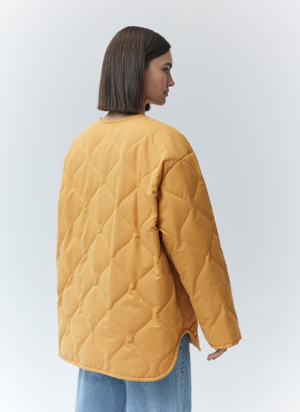 Куртка со стёжкой, цвет: рыжий Allweneed
Яркая стёганая куртка на тонком синтепоне некогда ультратренд, без которого теперь сложно представить нашу повседневную жизнь. Комфортный свободный крой, спущенное плечо и минималистичный дизайн позволяют гармонично вписать куртку в любой гардероб. Удобная застёжка на кнопки и большие накладные карманы, в которых поместится множество мелочей. Мы любим надевать эту модель на мягкий лонгслив с джинсами и отправляться на прогулку. Ткань имеет лёгкий водоотталкивающий эффект.