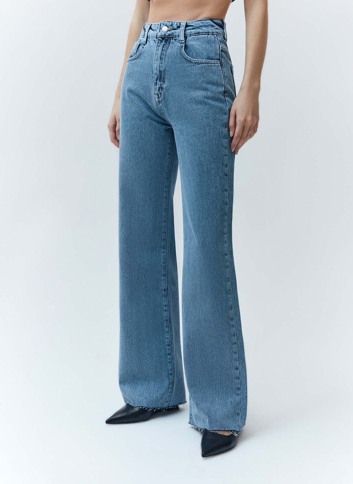 Джинсы широкие полной длины, цвет: синий Allweneed Джинсысвободного кроя из хлопка,с высокой посадкой. Плотный деним позволяет держать форму и красиво облегать линию бедра. Необработанный край, благодаря чему джинсы выглядят эффектно. Мы выполнили модель из нашего премиального, 100% хлопкового денима, с авторской варкой и брендированной фурнитурой высокого качества.