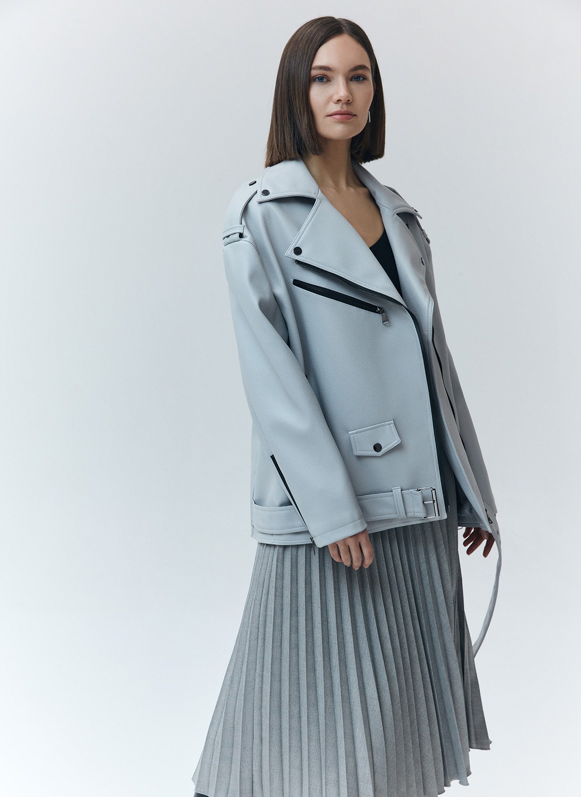 КУРТКА-КОСУХА OVERSIZE, цвет: светло-серый Allweneed
Объемная куртка-косуха из экокожи. Мы выполнили эту модель из плотного, но эластичного и мягкого материала, к которому приятно прикасаться. Три больших кармана на молнии и один маленький на кнопке. Модель внизу фиксируется ремнем в тон для комфортной посадки. Такой фасон курток из экокожи давно является классикой и будет актуален в любое время. Нам нравится носить модель с любимыми джинсами, брюками и с нежными платьями для контраста.