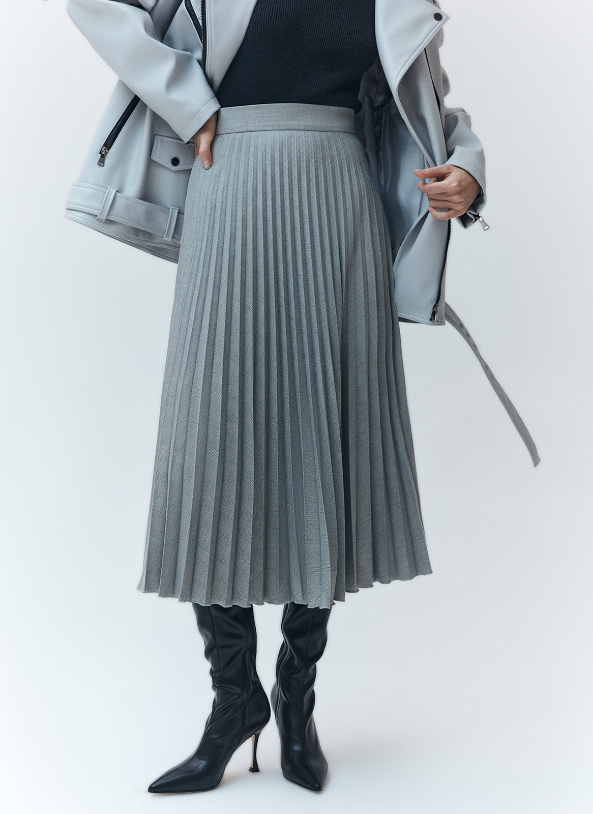 Юбка миди гофре, цвет: серый Allweneed
Юбка в складку из плотной костюмной ткани. Модель без подкладочной ткани. За счёт универсальной длины можно носить во все сезоны. Мы любим смело сочетать её с бандо и свободным жакетом. Но она также может стать более романтичной альтернативой классической костюмной юбке для работы.