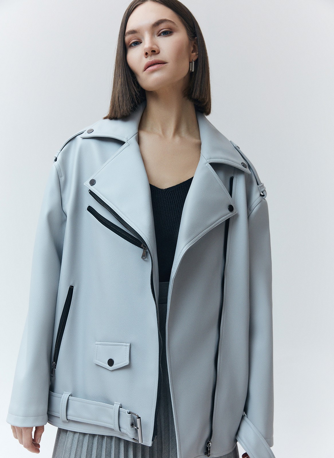 КУРТКА-КОСУХА OVERSIZE, цвет: светло-серый Allweneed
Объемная куртка-косуха из экокожи. Мы выполнили эту модель из плотного, но эластичного и мягкого материала, к которому приятно прикасаться. Три больших кармана на молнии и один маленький на кнопке. Модель внизу фиксируется ремнем в тон для комфортной посадки. Такой фасон курток из экокожи давно является классикой и будет актуален в любое время. Нам нравится носить модель с любимыми джинсами, брюками и с нежными платьями для контраста.