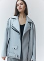 КУРТКА-КОСУХА OVERSIZE, цвет: светло-серый Allweneed
Объемная куртка-косуха из экокожи. Мы выполнили эту модель из плотного, но эластичного и мягкого материала, к которому приятно прикасаться. Три больших кармана на молнии и один маленький на кнопке. Модель внизу фиксируется ремнем в тон для комфортной посадки. Такой фасон курток из экокожи давно является классикой и будет актуален в любое время. Нам нравится носить модель с любимыми джинсами, брюками и с нежными платьями для контраста.