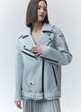 КУРТКА-КОСУХА OVERSIZE, цвет: светло-серый Allweneed
Объемная куртка-косуха из экокожи. Мы выполнили эту модель из плотного, но эластичного и мягкого материала, к которому приятно прикасаться. Три больших кармана на молнии и один маленький на кнопке. Модель внизу фиксируется ремнем в тон для комфортной посадки. Такой фасон курток из экокожи давно является классикой и будет актуален в любое время. Нам нравится носить модель с любимыми джинсами, брюками и с нежными платьями для контраста.