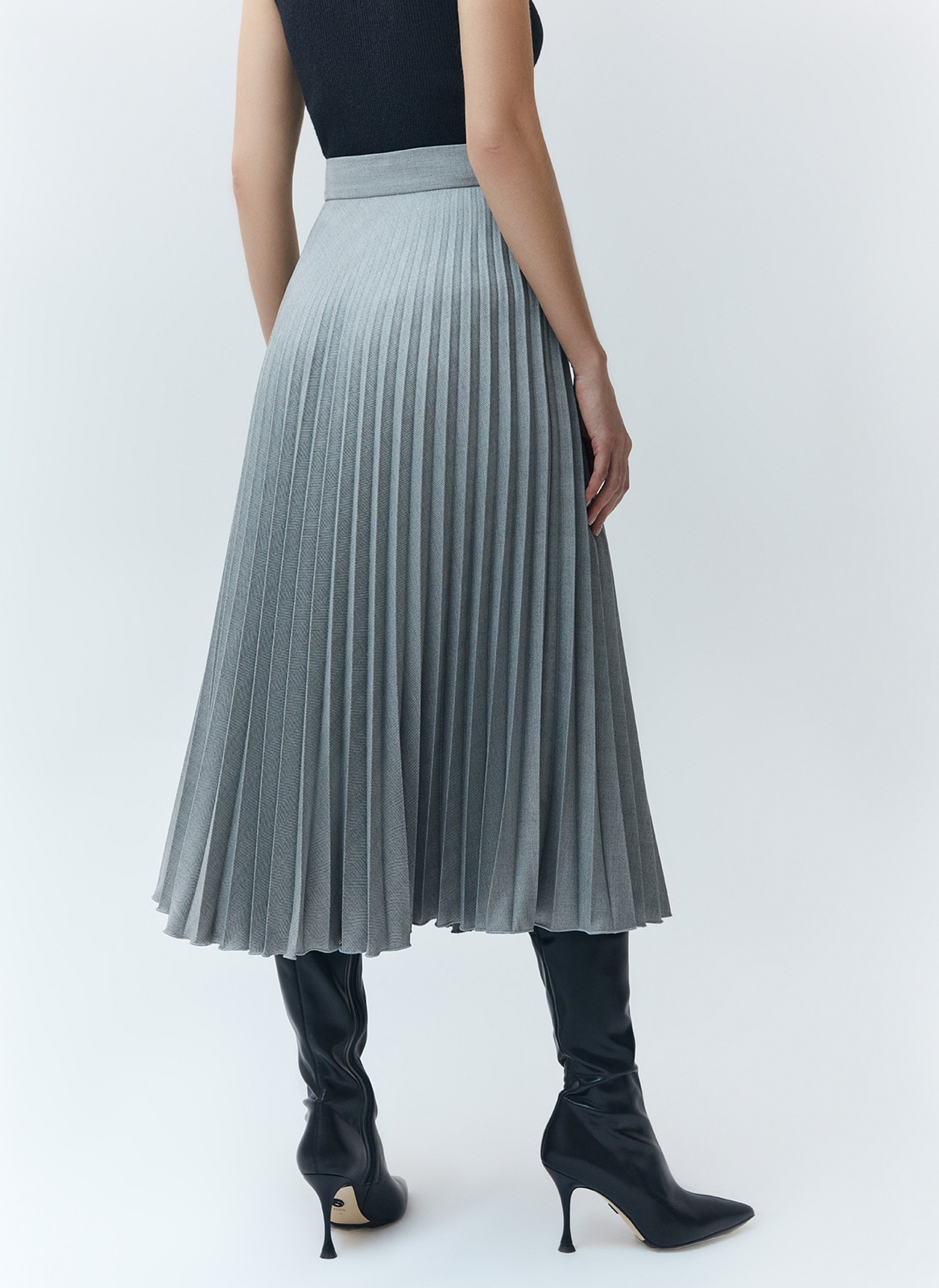 Юбка миди гофре, цвет: серый Allweneed
Юбка в складку из плотной костюмной ткани. Модель без подкладочной ткани. За счёт универсальной длины можно носить во все сезоны. Мы любим смело сочетать её с бандо и свободным жакетом. Но она также может стать более романтичной альтернативой классической костюмной юбке для работы.