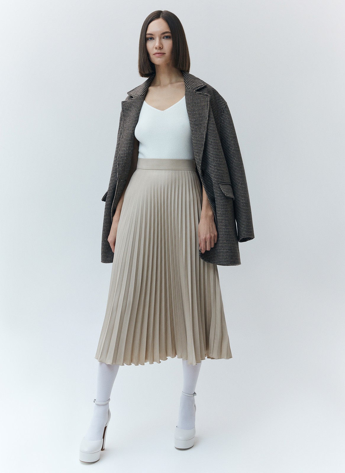 


Юбка в складку из плотной костюмной ткани. Модель без подкладочной ткани. За счёт универсальной длины можно носить во все сезоны. Мы любим смело сочетать её с бандо и свободным жакетом. Но она также может стать более романтичной альтернативой классической костюмной юбке для работы.