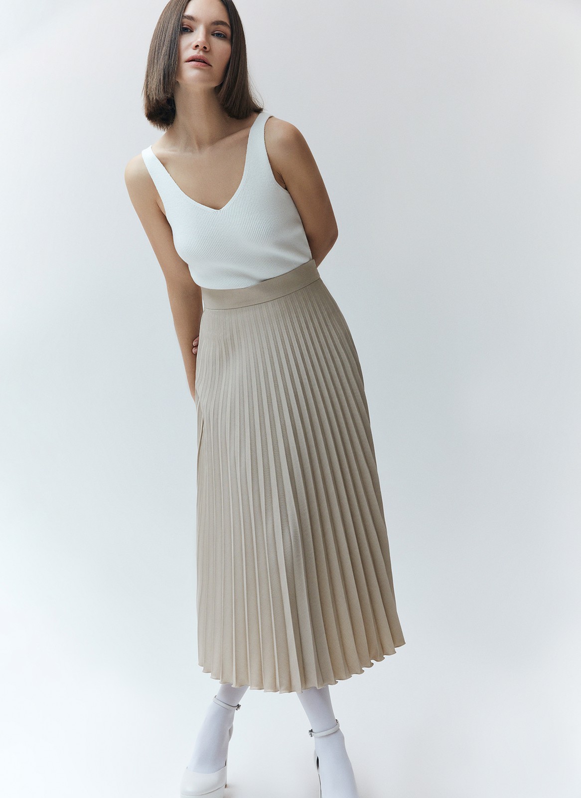 


Юбка в складку из плотной костюмной ткани. Модель без подкладочной ткани. За счёт универсальной длины можно носить во все сезоны. Мы любим смело сочетать её с бандо и свободным жакетом. Но она также может стать более романтичной альтернативой классической костюмной юбке для работы.