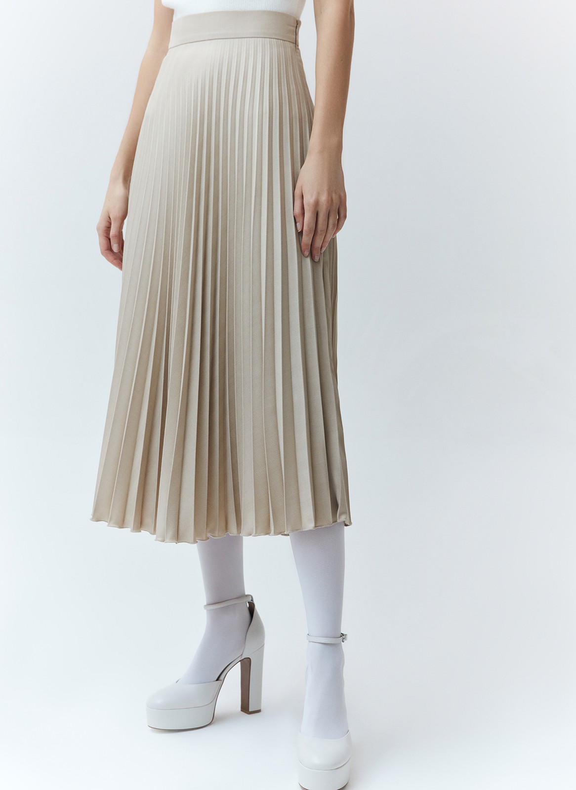 


Юбка в складку из плотной костюмной ткани. Модель без подкладочной ткани. За счёт универсальной длины можно носить во все сезоны. Мы любим смело сочетать её с бандо и свободным жакетом. Но она также может стать более романтичной альтернативой классической костюмной юбке для работы.