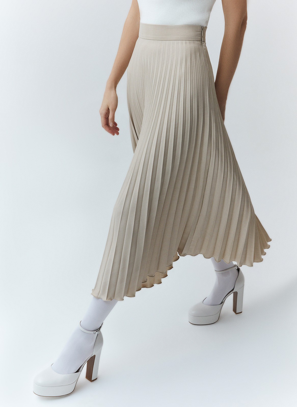 


Юбка в складку из плотной костюмной ткани. Модель без подкладочной ткани. За счёт универсальной длины можно носить во все сезоны. Мы любим смело сочетать её с бандо и свободным жакетом. Но она также может стать более романтичной альтернативой классической костюмной юбке для работы.