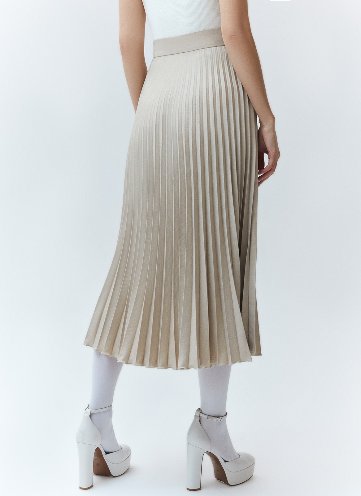 


Юбка в складку из плотной костюмной ткани. Модель без подкладочной ткани. За счёт универсальной длины можно носить во все сезоны. Мы любим смело сочетать её с бандо и свободным жакетом. Но она также может стать более романтичной альтернативой классической костюмной юбке для работы.