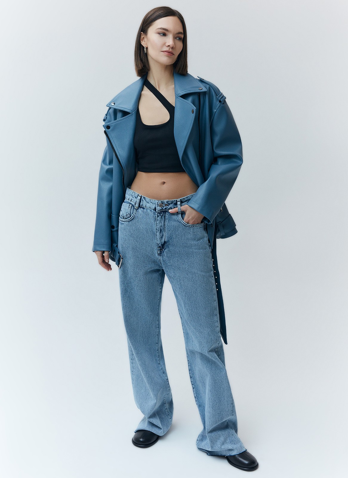 


Объемная куртка-косуха из экокожи. Мы выполнили эту модель из плотного, но эластичного и мягкого материала, к которому приятно прикасаться. Три больших кармана на молнии и один маленький на кнопке. Модель внизу фиксируется ремнем в тон для комфортной посадки. Такой фасон курток из экокожи давно является классикой и будет актуален в любое время. Нам нравится носить модель с любимыми джинсами, брюками и с нежными платьями для контраста.