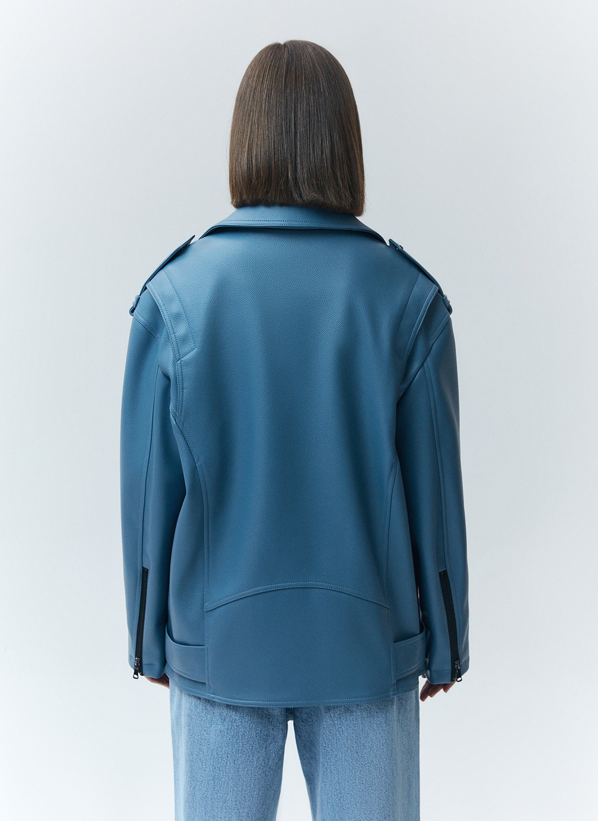 


Объемная куртка-косуха из экокожи. Мы выполнили эту модель из плотного, но эластичного и мягкого материала, к которому приятно прикасаться. Три больших кармана на молнии и один маленький на кнопке. Модель внизу фиксируется ремнем в тон для комфортной посадки. Такой фасон курток из экокожи давно является классикой и будет актуален в любое время. Нам нравится носить модель с любимыми джинсами, брюками и с нежными платьями для контраста.