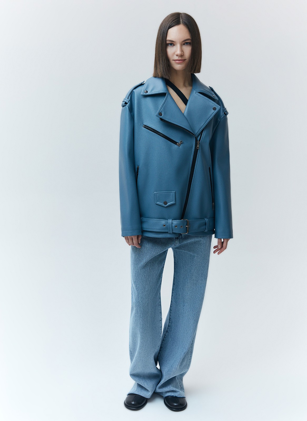 


Объемная куртка-косуха из экокожи. Мы выполнили эту модель из плотного, но эластичного и мягкого материала, к которому приятно прикасаться. Три больших кармана на молнии и один маленький на кнопке. Модель внизу фиксируется ремнем в тон для комфортной посадки. Такой фасон курток из экокожи давно является классикой и будет актуален в любое время. Нам нравится носить модель с любимыми джинсами, брюками и с нежными платьями для контраста.