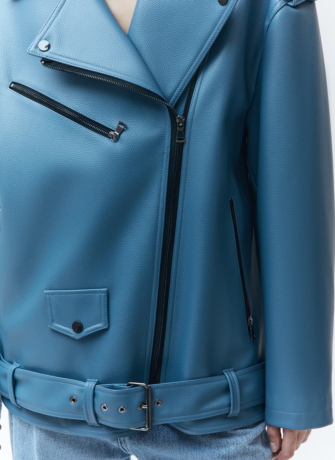 


Объемная куртка-косуха из экокожи. Мы выполнили эту модель из плотного, но эластичного и мягкого материала, к которому приятно прикасаться. Три больших кармана на молнии и один маленький на кнопке. Модель внизу фиксируется ремнем в тон для комфортной посадки. Такой фасон курток из экокожи давно является классикой и будет актуален в любое время. Нам нравится носить модель с любимыми джинсами, брюками и с нежными платьями для контраста.