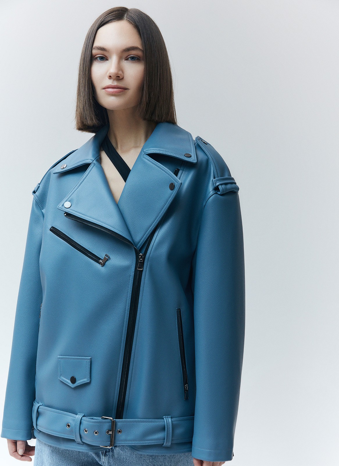 


Объемная куртка-косуха из экокожи. Мы выполнили эту модель из плотного, но эластичного и мягкого материала, к которому приятно прикасаться. Три больших кармана на молнии и один маленький на кнопке. Модель внизу фиксируется ремнем в тон для комфортной посадки. Такой фасон курток из экокожи давно является классикой и будет актуален в любое время. Нам нравится носить модель с любимыми джинсами, брюками и с нежными платьями для контраста.