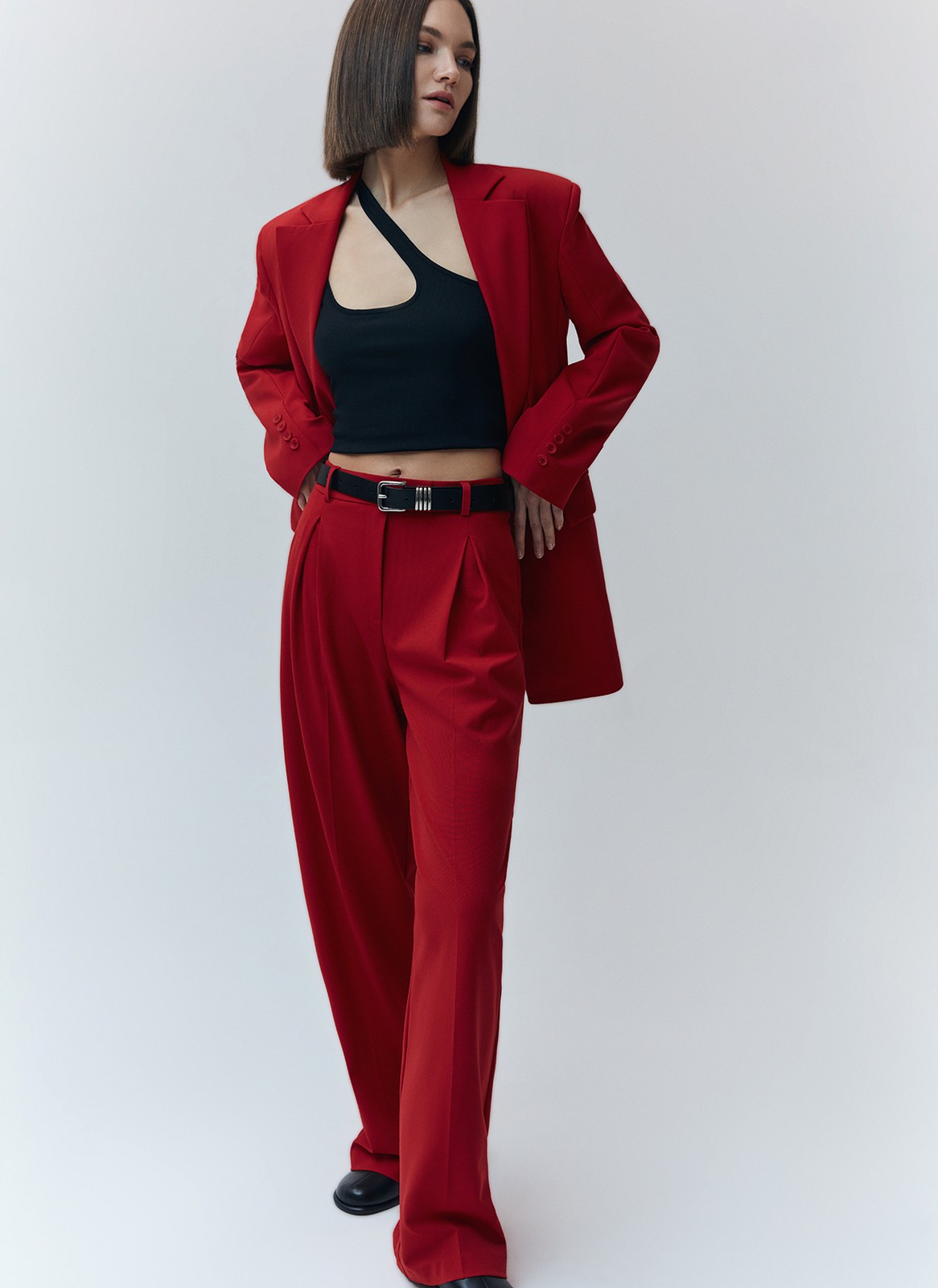 


Широкие брюки полной длины. Модель средней посадки со скрытой застежкой на молнию. Мы выполнили брюки из обновленной костюмной ткани, которая лучше садится по фигуре и держит форму. Благодаря полной длине можно сочетать с обувью на каблуке. Мы рекомендуем носить брюки с жакетами из новой коллекции и подобрать к ним интересный топ.