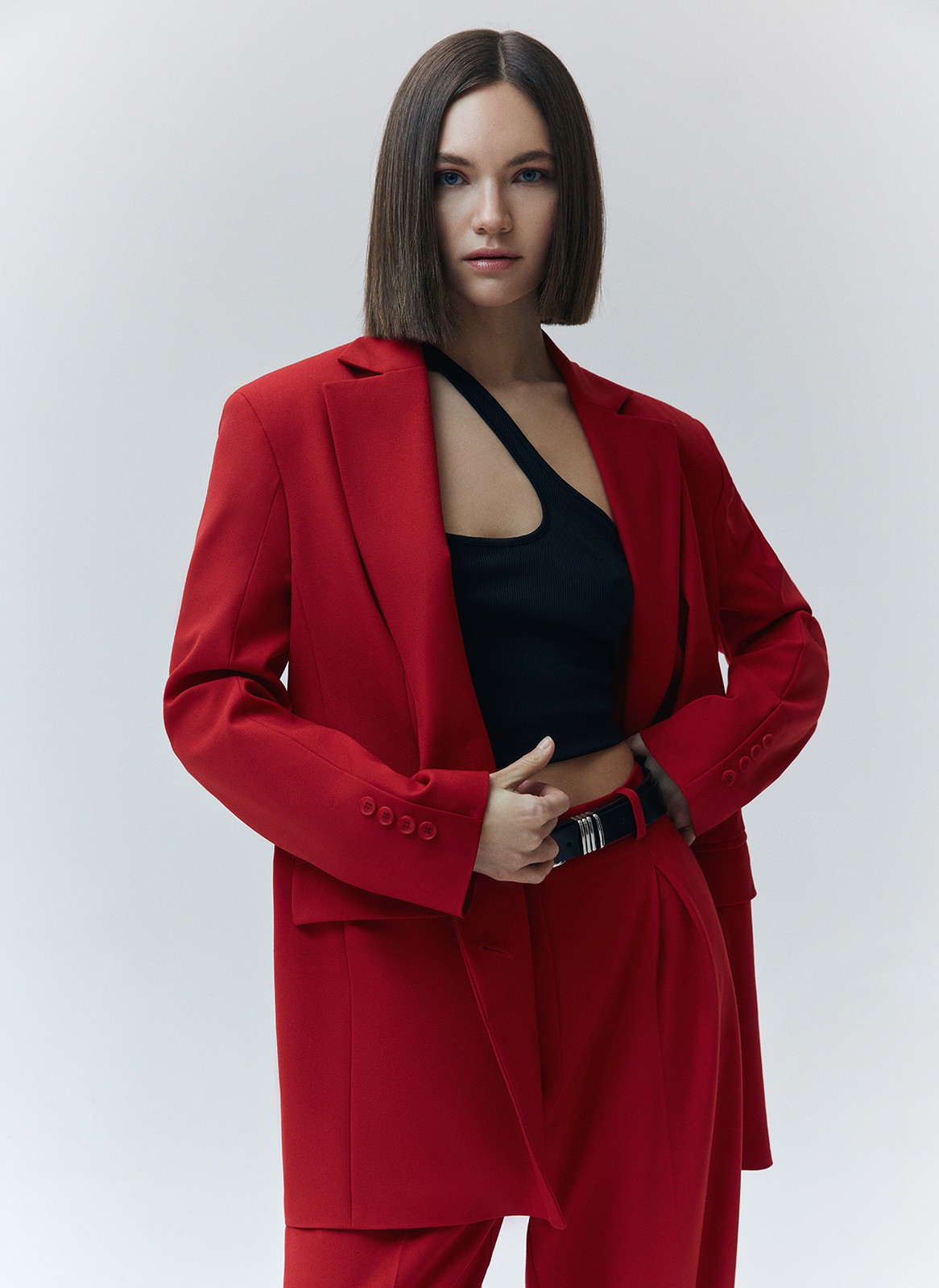


Однобортный жакет со скрытой застежкой. Акцентная линия плеча и два кармана. Модель прямого кроя, которую можно сочетать как с приталенными вещами, так и с моделями oversize. Новая костюмная ткань в этом сезоне еще дольше сохраняет свой первоначальный вид, поэтому жакет прослужит не один сезон. Мы подобрали для вас три оттенка: выбирайте тот, что отражает ваше настроение. Сочетайте с брюками из коллекции или примерьте с летящим платьем.