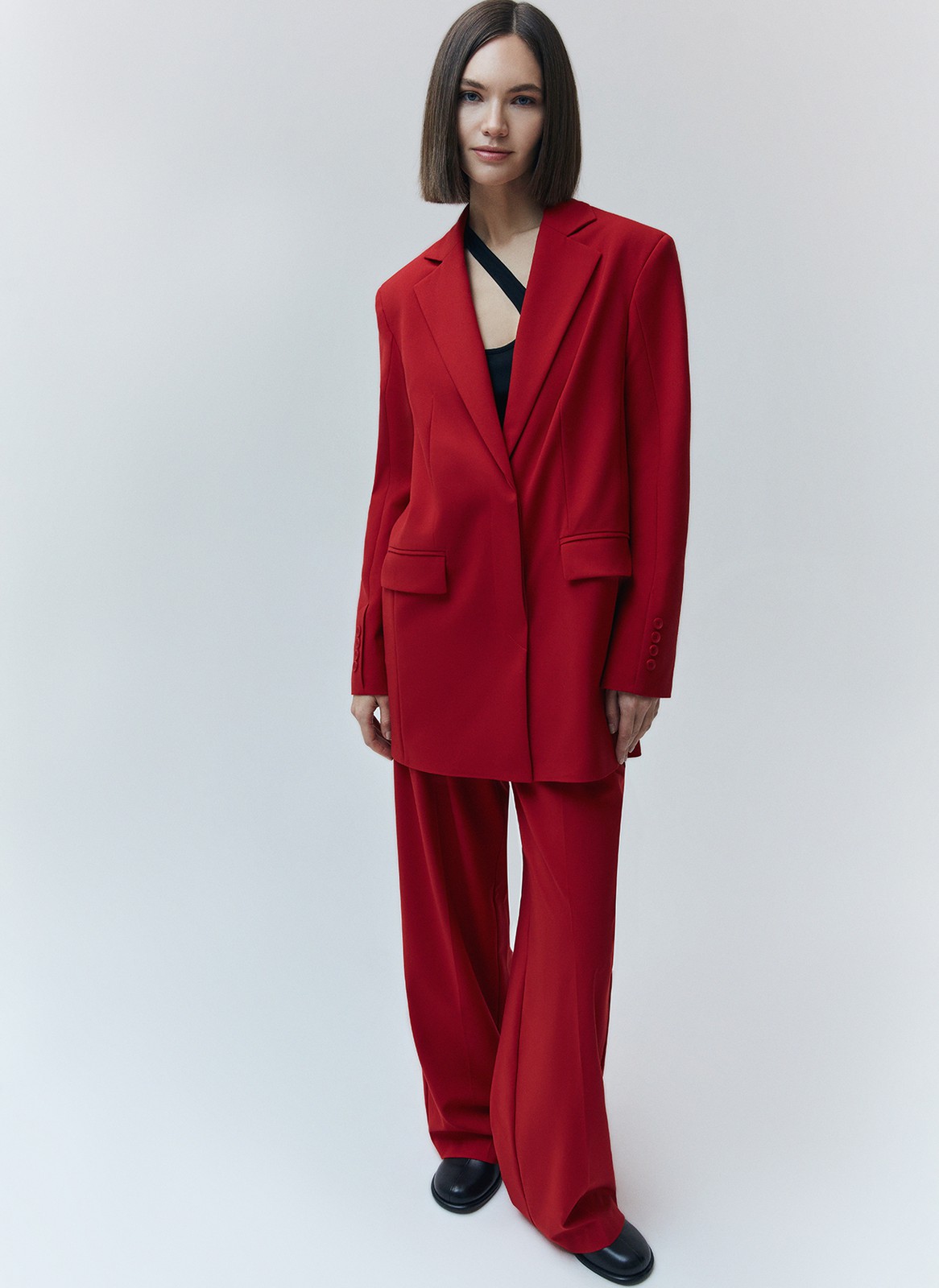 


Однобортный жакет со скрытой застежкой. Акцентная линия плеча и два кармана. Модель прямого кроя, которую можно сочетать как с приталенными вещами, так и с моделями oversize. Новая костюмная ткань в этом сезоне еще дольше сохраняет свой первоначальный вид, поэтому жакет прослужит не один сезон. Мы подобрали для вас три оттенка: выбирайте тот, что отражает ваше настроение. Сочетайте с брюками из коллекции или примерьте с летящим платьем.