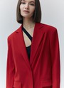 


Однобортный жакет со скрытой застежкой. Акцентная линия плеча и два кармана. Модель прямого кроя, которую можно сочетать как с приталенными вещами, так и с моделями oversize. Новая костюмная ткань в этом сезоне еще дольше сохраняет свой первоначальный вид, поэтому жакет прослужит не один сезон. Мы подобрали для вас три оттенка: выбирайте тот, что отражает ваше настроение. Сочетайте с брюками из коллекции или примерьте с летящим платьем.