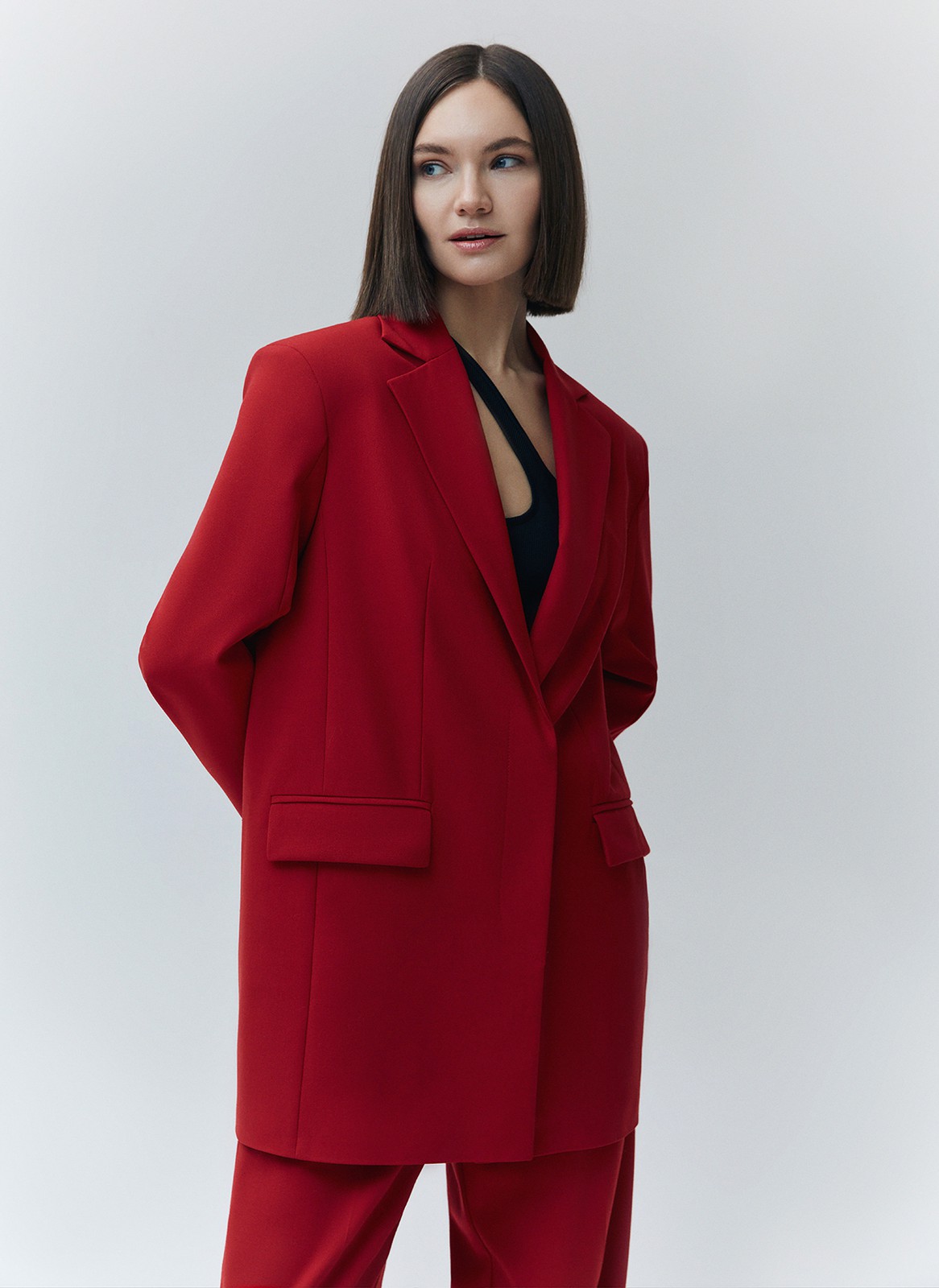 


Однобортный жакет со скрытой застежкой. Акцентная линия плеча и два кармана. Модель прямого кроя, которую можно сочетать как с приталенными вещами, так и с моделями oversize. Новая костюмная ткань в этом сезоне еще дольше сохраняет свой первоначальный вид, поэтому жакет прослужит не один сезон. Мы подобрали для вас три оттенка: выбирайте тот, что отражает ваше настроение. Сочетайте с брюками из коллекции или примерьте с летящим платьем.