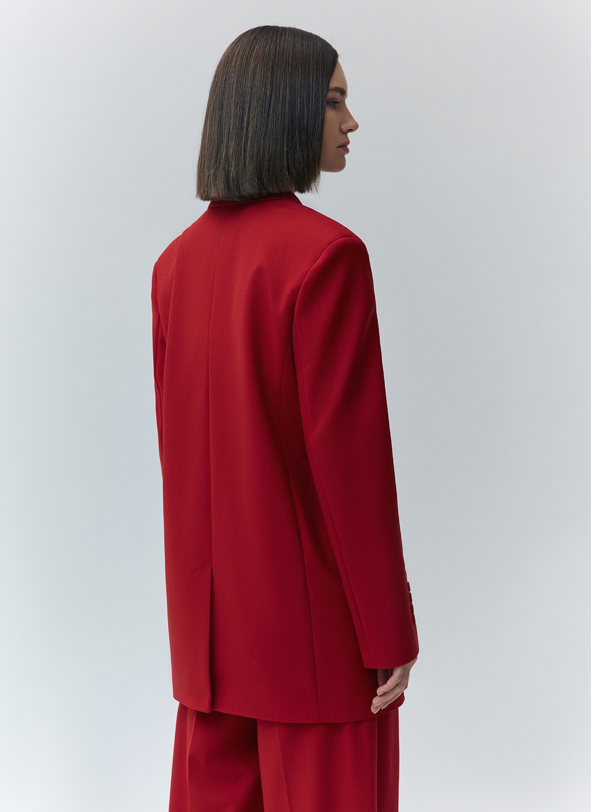 


Однобортный жакет со скрытой застежкой. Акцентная линия плеча и два кармана. Модель прямого кроя, которую можно сочетать как с приталенными вещами, так и с моделями oversize. Новая костюмная ткань в этом сезоне еще дольше сохраняет свой первоначальный вид, поэтому жакет прослужит не один сезон. Мы подобрали для вас три оттенка: выбирайте тот, что отражает ваше настроение. Сочетайте с брюками из коллекции или примерьте с летящим платьем.