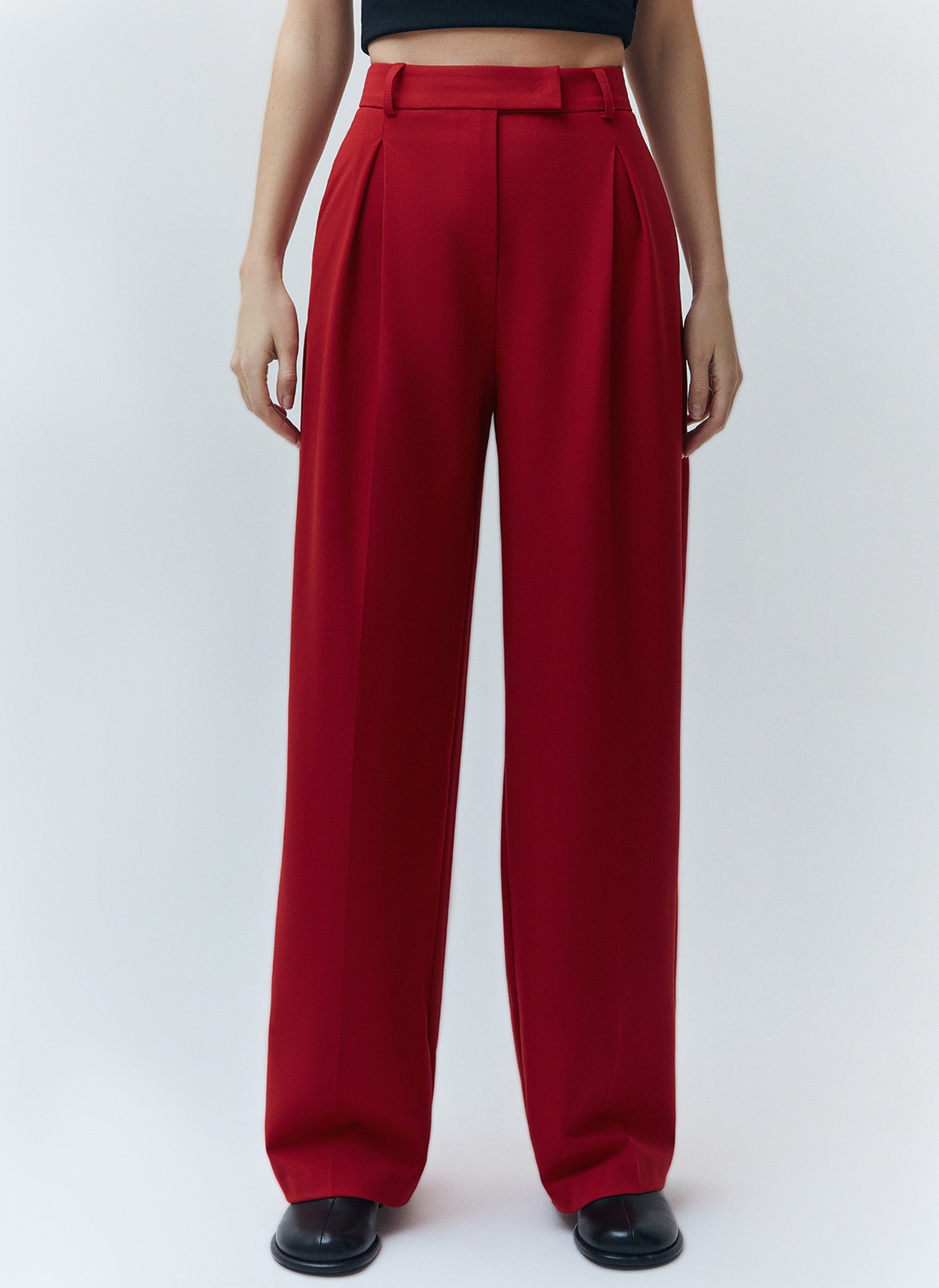 


Широкие брюки полной длины. Модель средней посадки со скрытой застежкой на молнию. Мы выполнили брюки из обновленной костюмной ткани, которая лучше садится по фигуре и держит форму. Благодаря полной длине можно сочетать с обувью на каблуке. Мы рекомендуем носить брюки с жакетами из новой коллекции и подобрать к ним интересный топ.