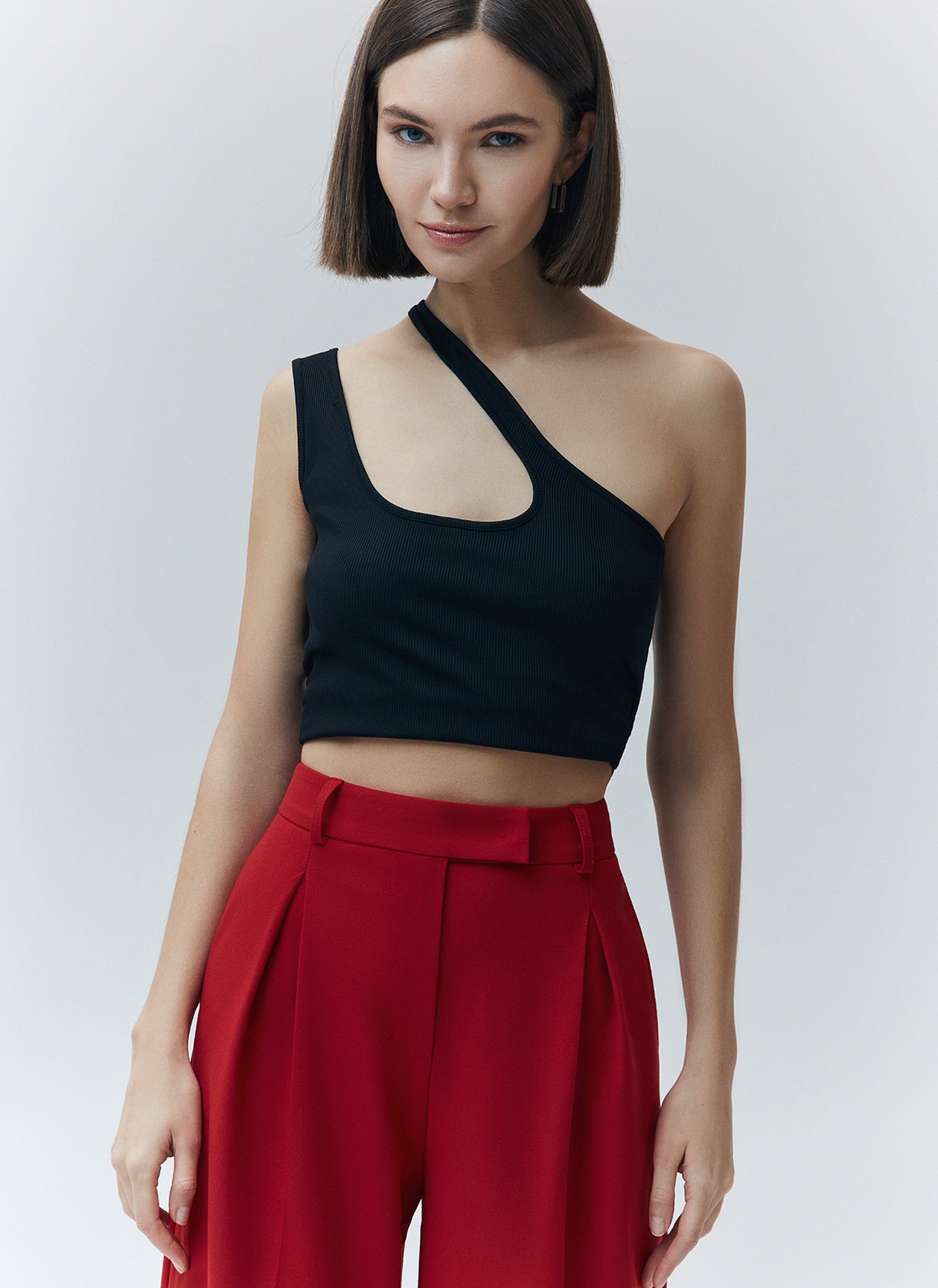 


Широкие брюки полной длины. Модель средней посадки со скрытой застежкой на молнию. Мы выполнили брюки из обновленной костюмной ткани, которая лучше садится по фигуре и держит форму. Благодаря полной длине можно сочетать с обувью на каблуке. Мы рекомендуем носить брюки с жакетами из новой коллекции и подобрать к ним интересный топ.