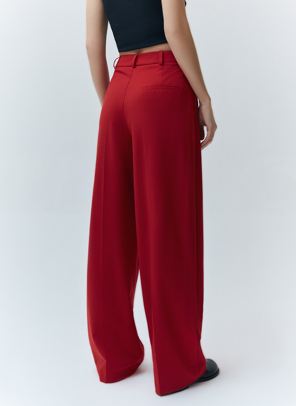 


Широкие брюки полной длины. Модель средней посадки со скрытой застежкой на молнию. Мы выполнили брюки из обновленной костюмной ткани, которая лучше садится по фигуре и держит форму. Благодаря полной длине можно сочетать с обувью на каблуке. Мы рекомендуем носить брюки с жакетами из новой коллекции и подобрать к ним интересный топ.