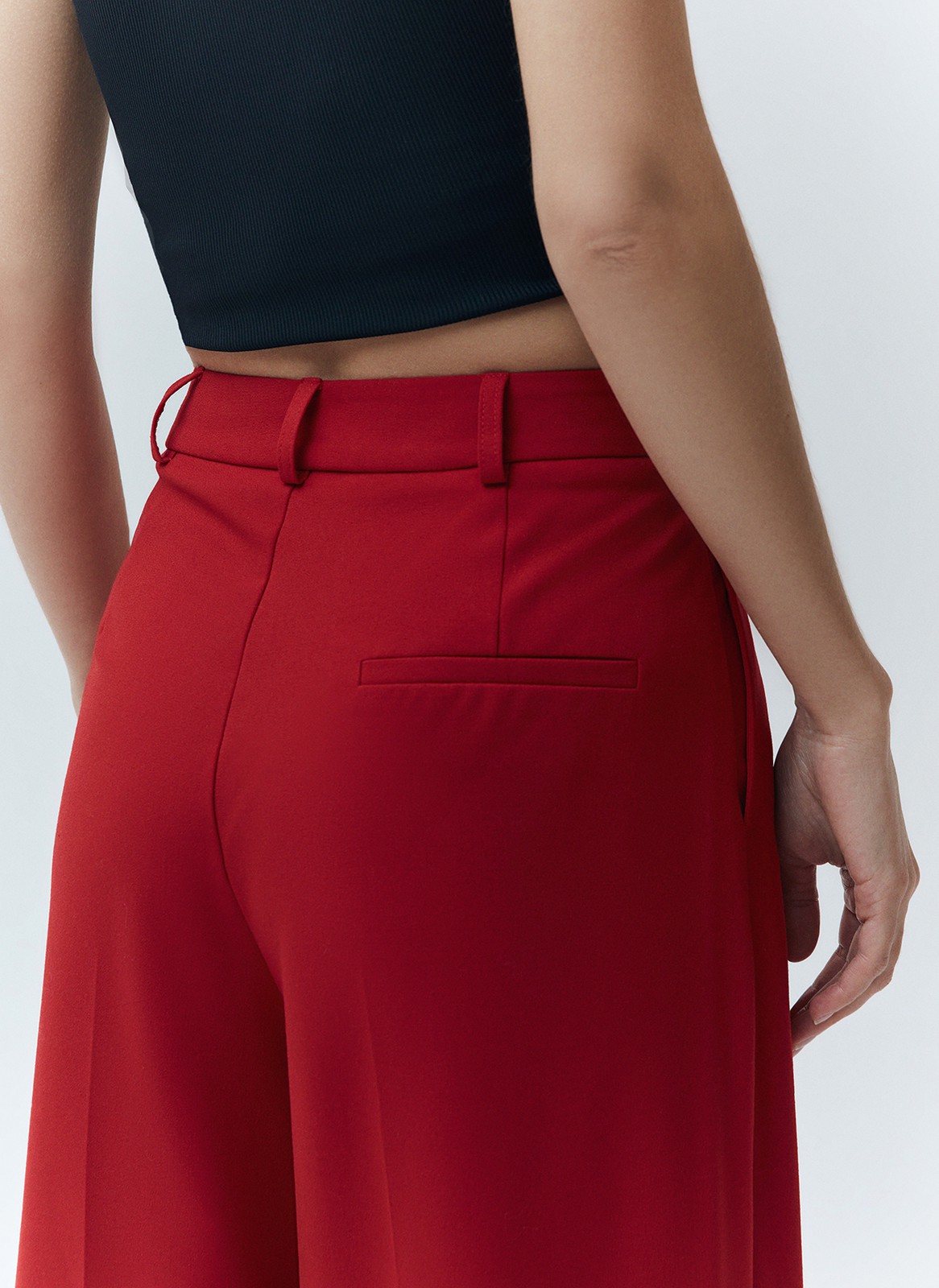 


Широкие брюки полной длины. Модель средней посадки со скрытой застежкой на молнию. Мы выполнили брюки из обновленной костюмной ткани, которая лучше садится по фигуре и держит форму. Благодаря полной длине можно сочетать с обувью на каблуке. Мы рекомендуем носить брюки с жакетами из новой коллекции и подобрать к ним интересный топ.