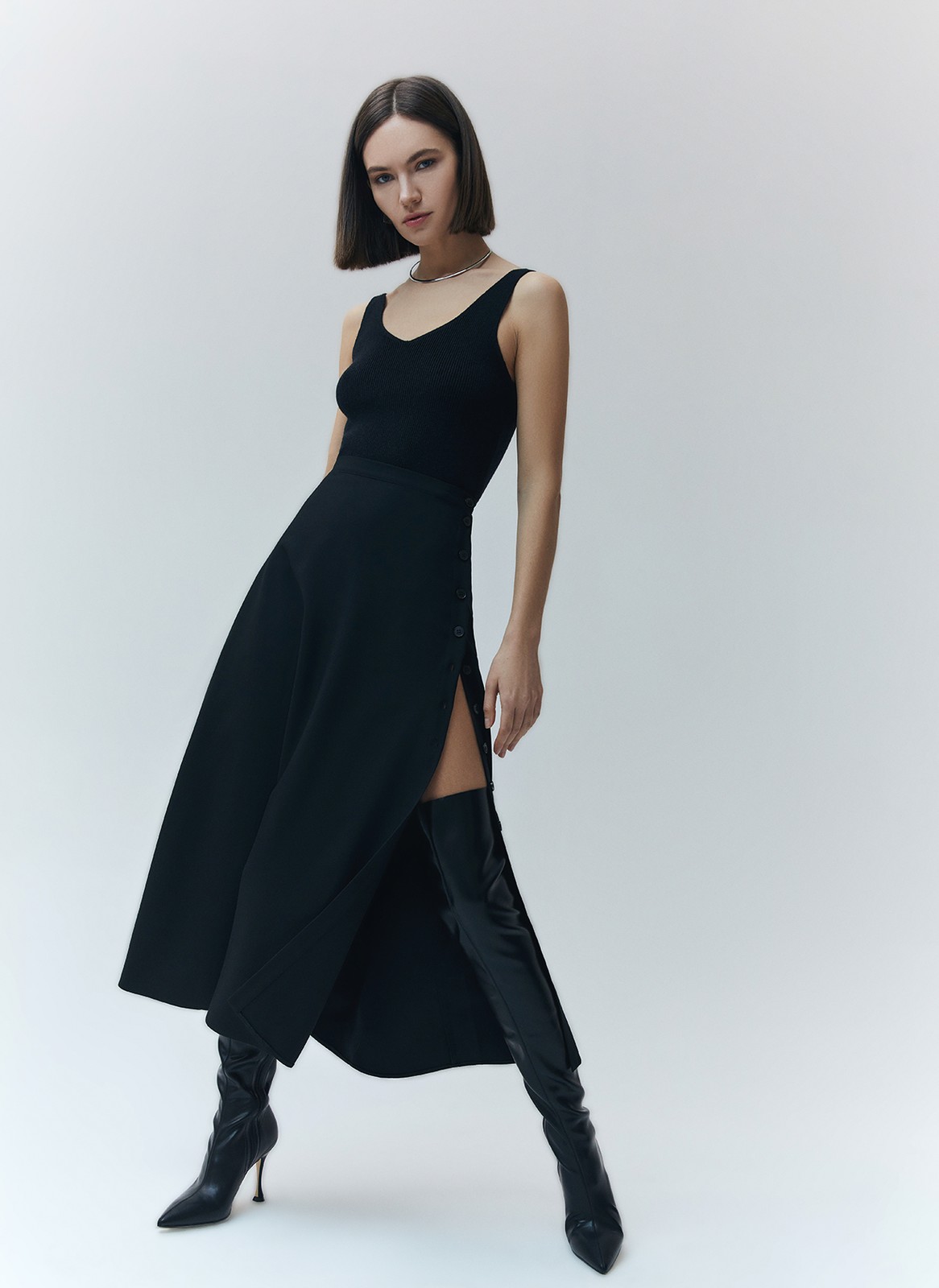 Юбка миди с разрезом на пуговицах, цвет: Черный Allweneed
Юбка длины миди с разрезом. Летящая, слегка расклешенная модель, в которой комфортно передвигаться по городу. Посадка на уровне талии. По линии пуговиц идет разрез, что делает ваш образ чуть более смелым. Мы предлагаем вам вдохновиться и создать ауйтфит с яркой блузой и помадой в духе любимых итальянских фильмов.