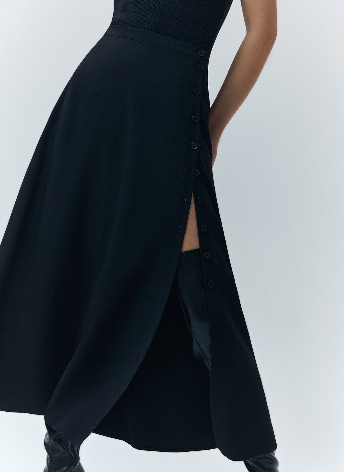 Юбка миди с разрезом на пуговицах, цвет: Черный Allweneed
Юбка длины миди с разрезом. Летящая, слегка расклешенная модель, в которой комфортно передвигаться по городу. Посадка на уровне талии. По линии пуговиц идет разрез, что делает ваш образ чуть более смелым. Мы предлагаем вам вдохновиться и создать ауйтфит с яркой блузой и помадой в духе любимых итальянских фильмов.