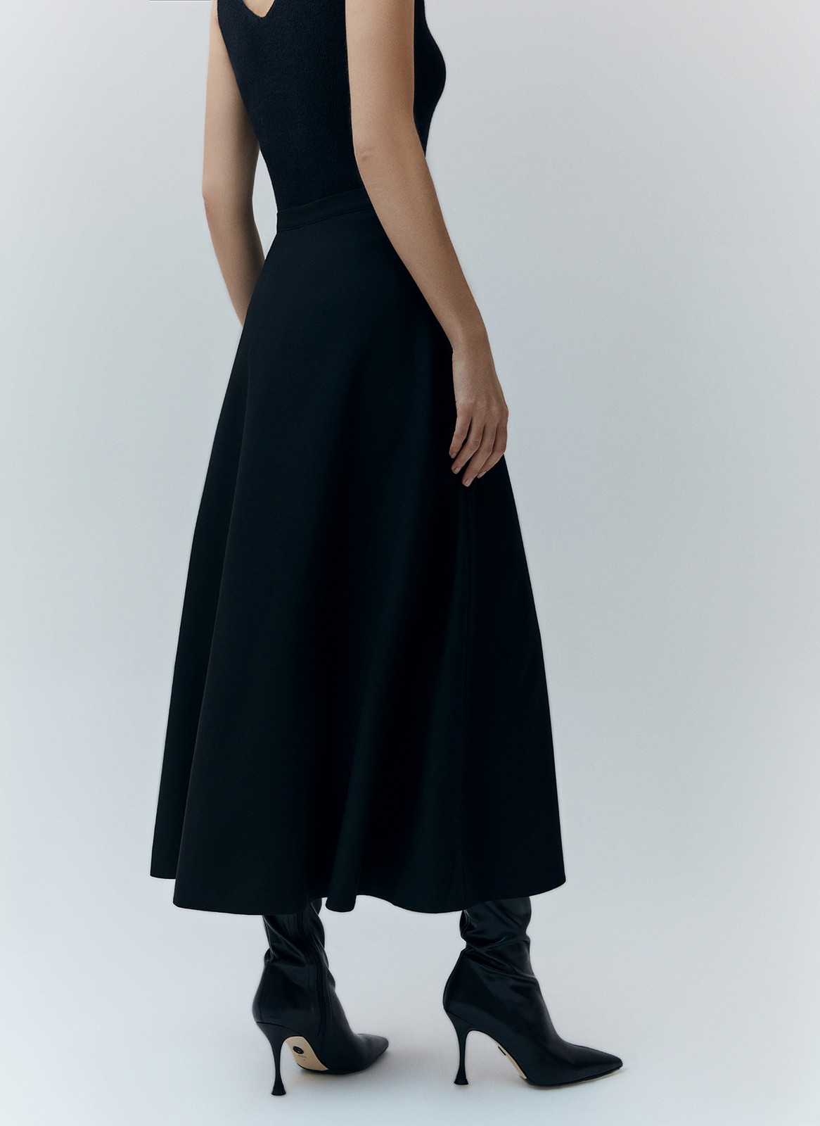 Юбка миди с разрезом на пуговицах, цвет: Черный Allweneed
Юбка длины миди с разрезом. Летящая, слегка расклешенная модель, в которой комфортно передвигаться по городу. Посадка на уровне талии. По линии пуговиц идет разрез, что делает ваш образ чуть более смелым. Мы предлагаем вам вдохновиться и создать ауйтфит с яркой блузой и помадой в духе любимых итальянских фильмов.