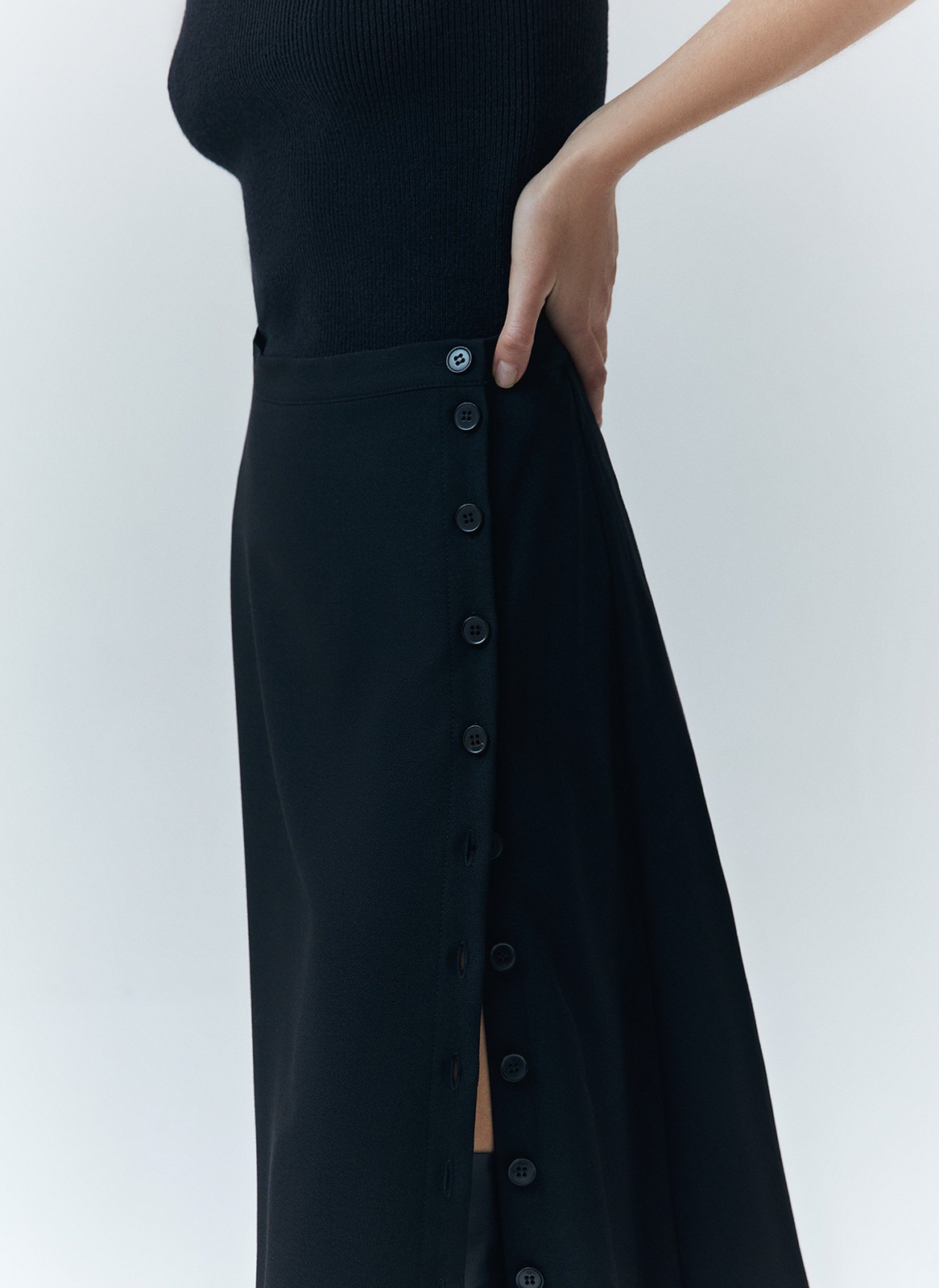 Юбка миди с разрезом на пуговицах, цвет: Черный Allweneed
Юбка длины миди с разрезом. Летящая, слегка расклешенная модель, в которой комфортно передвигаться по городу. Посадка на уровне талии. По линии пуговиц идет разрез, что делает ваш образ чуть более смелым. Мы предлагаем вам вдохновиться и создать ауйтфит с яркой блузой и помадой в духе любимых итальянских фильмов.