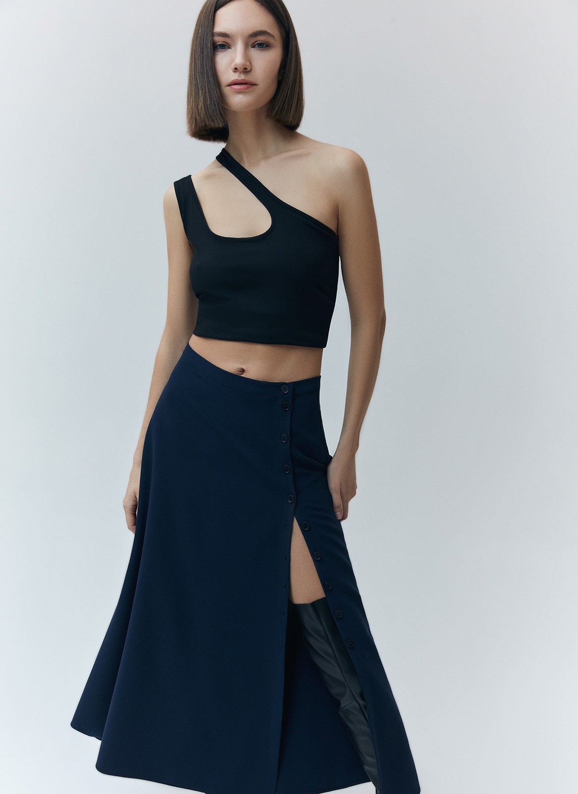 Юбка миди с разрезом на пуговицах, цвет: темно-синий Allweneed
Юбка длины миди с разрезом. Летящая, слегка расклешенная модель, в которой комфортно передвигаться по городу. Посадка на уровне талии. По линии пуговиц идет разрез, что делает ваш образ чуть более смелым. Мы предлагаем вам вдохновиться и создать ауйтфит с яркой блузой и помадой в духе любимых итальянских фильмов.