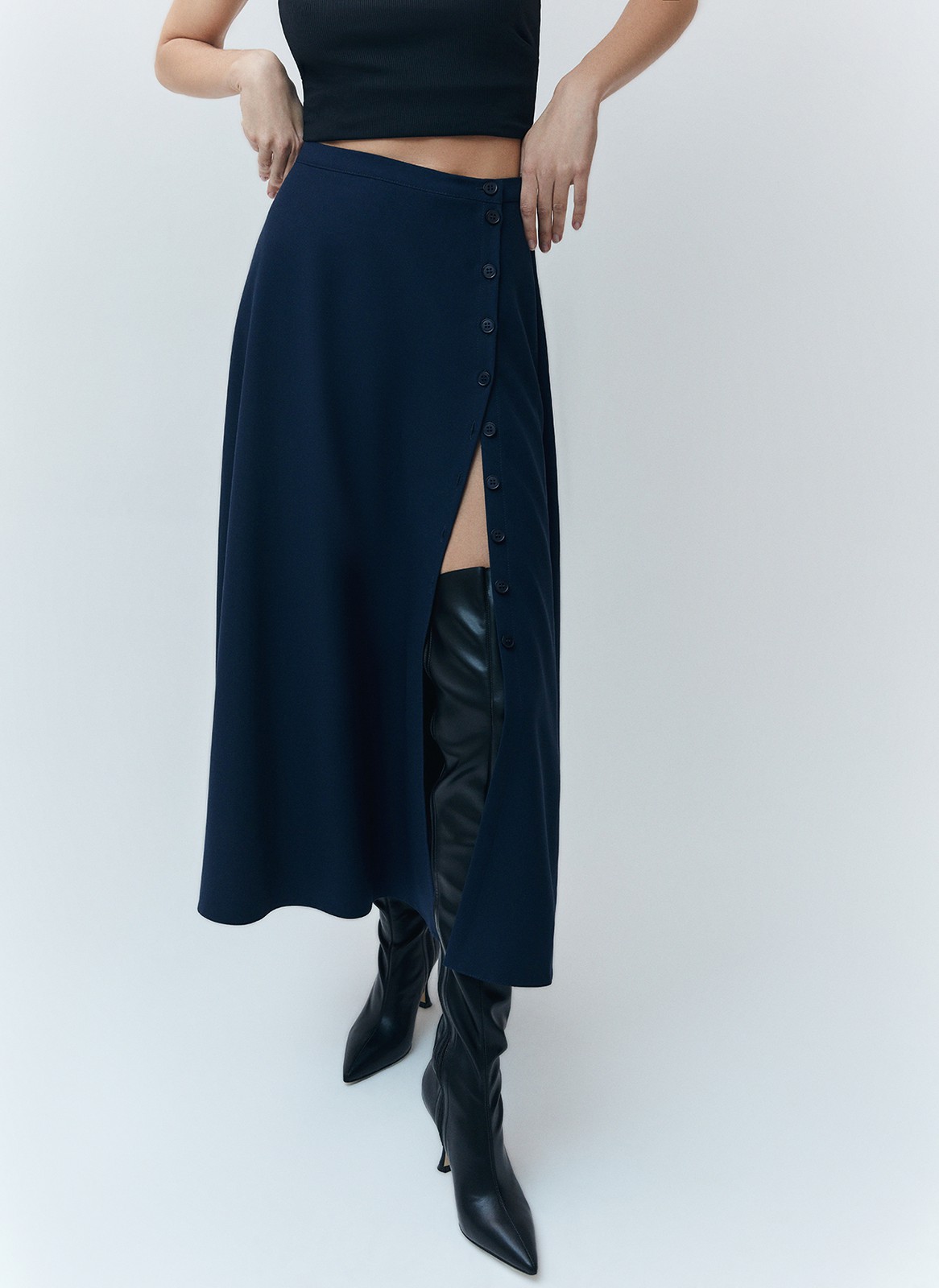 Юбка миди с разрезом на пуговицах, цвет: темно-синий Allweneed
Юбка длины миди с разрезом. Летящая, слегка расклешенная модель, в которой комфортно передвигаться по городу. Посадка на уровне талии. По линии пуговиц идет разрез, что делает ваш образ чуть более смелым. Мы предлагаем вам вдохновиться и создать ауйтфит с яркой блузой и помадой в духе любимых итальянских фильмов.