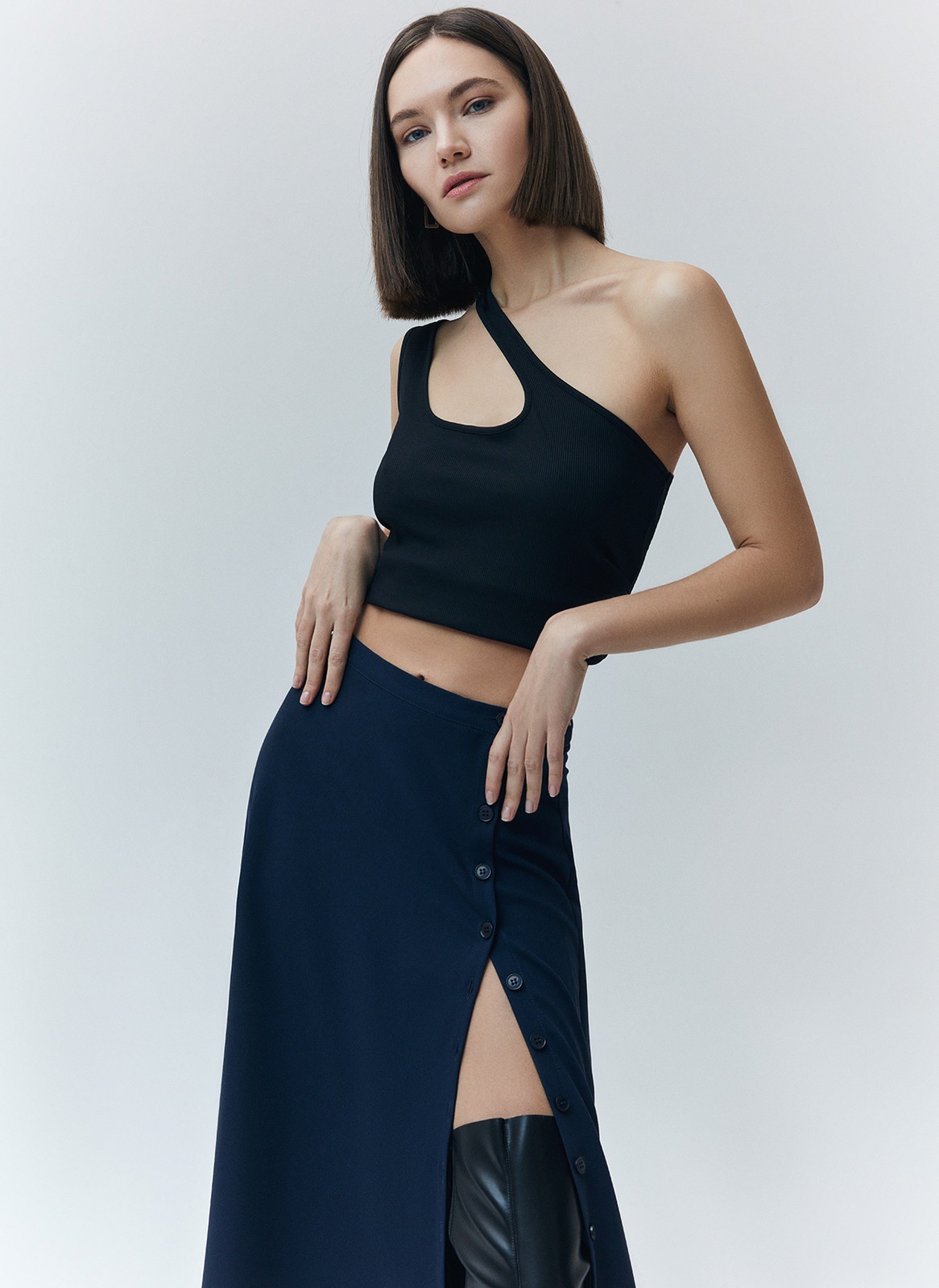 Юбка миди с разрезом на пуговицах, цвет: темно-синий Allweneed
Юбка длины миди с разрезом. Летящая, слегка расклешенная модель, в которой комфортно передвигаться по городу. Посадка на уровне талии. По линии пуговиц идет разрез, что делает ваш образ чуть более смелым. Мы предлагаем вам вдохновиться и создать ауйтфит с яркой блузой и помадой в духе любимых итальянских фильмов.