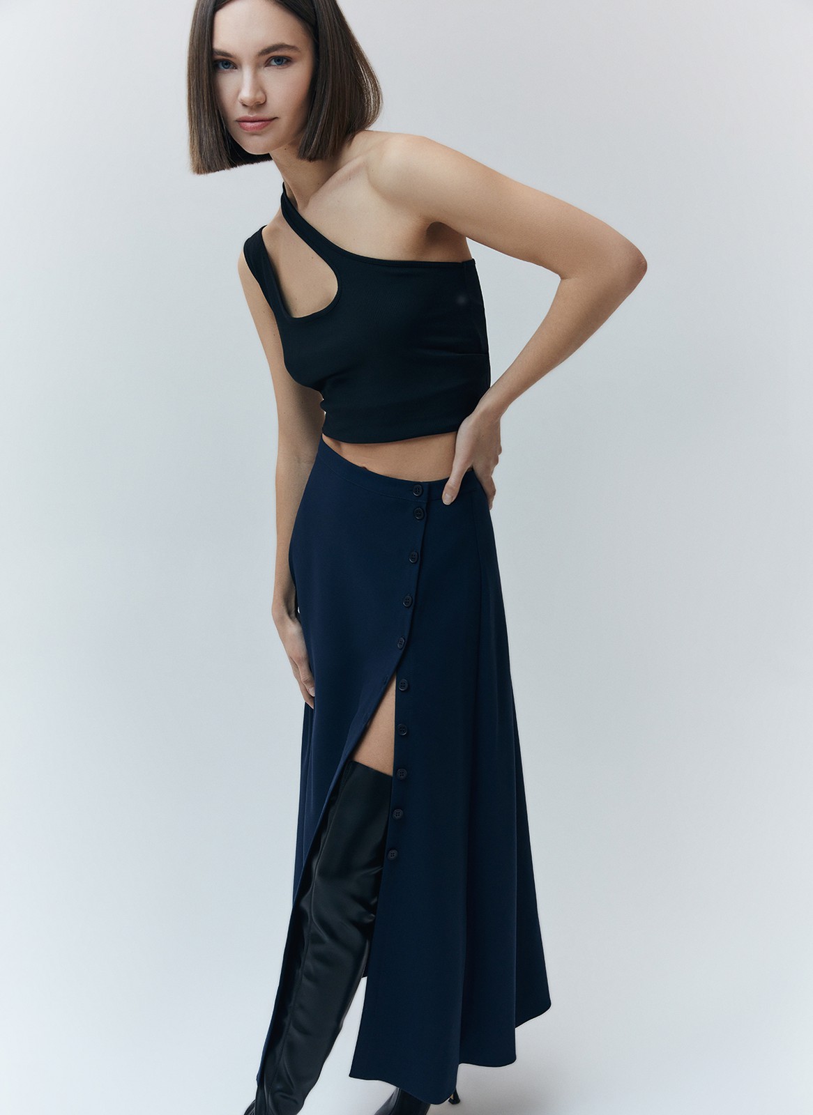 Юбка миди с разрезом на пуговицах, цвет: темно-синий Allweneed
Юбка длины миди с разрезом. Летящая, слегка расклешенная модель, в которой комфортно передвигаться по городу. Посадка на уровне талии. По линии пуговиц идет разрез, что делает ваш образ чуть более смелым. Мы предлагаем вам вдохновиться и создать ауйтфит с яркой блузой и помадой в духе любимых итальянских фильмов.