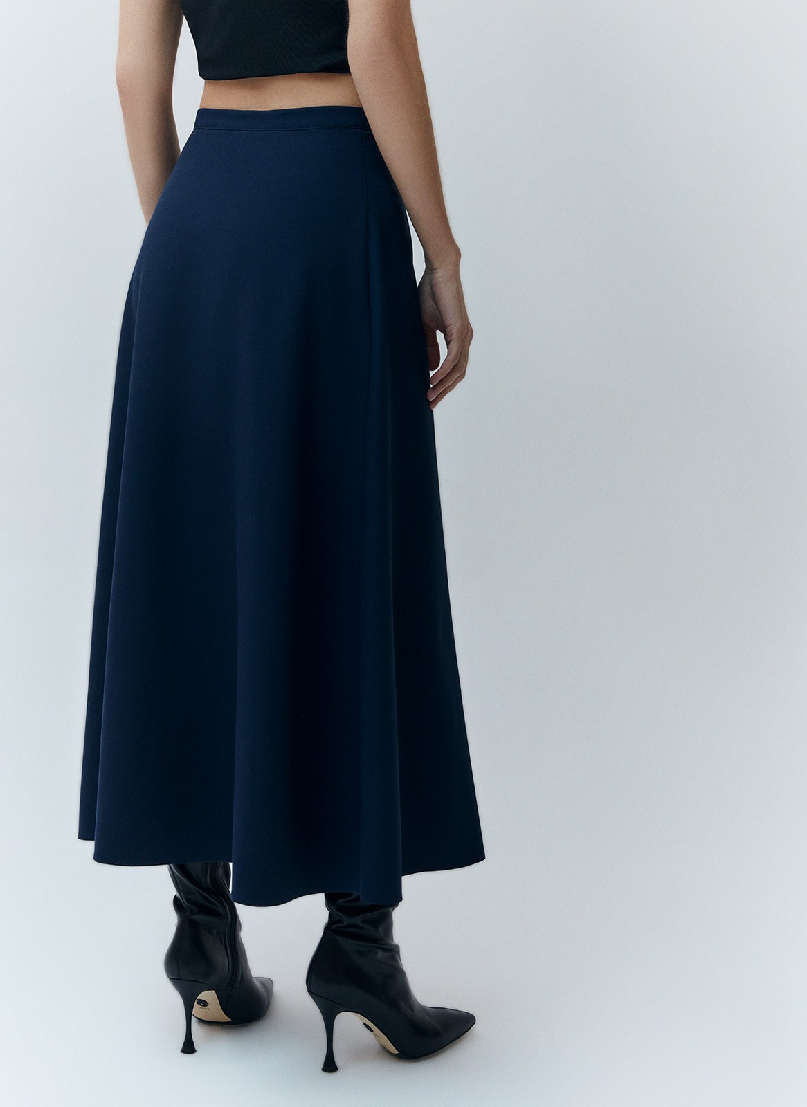 Юбка миди с разрезом на пуговицах, цвет: темно-синий Allweneed
Юбка длины миди с разрезом. Летящая, слегка расклешенная модель, в которой комфортно передвигаться по городу. Посадка на уровне талии. По линии пуговиц идет разрез, что делает ваш образ чуть более смелым. Мы предлагаем вам вдохновиться и создать ауйтфит с яркой блузой и помадой в духе любимых итальянских фильмов.