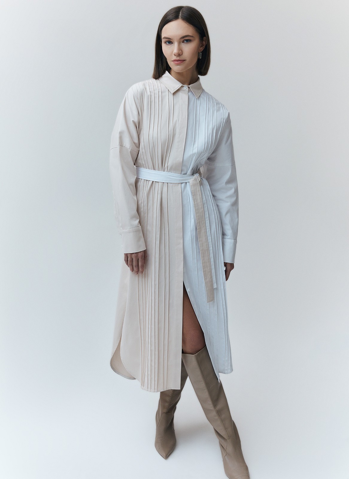 


Одна из самых популярных вариаций платья платье-рубашка длины миди. Воротник, застежка на пуговицы. Свободную модель можно носить так, или с ремнем, чтобы сделать акцент на красоте талии. Приятная, дышащая ткань создает ощущение комфорта на целый день. Расстегните по настроению пуговицы и добавьте нотку провокации в ваш образ. Прогуливайтесь в платье-рубашке по улочкам города, пейте кофе с подругой или отправляйтесь на свидание.