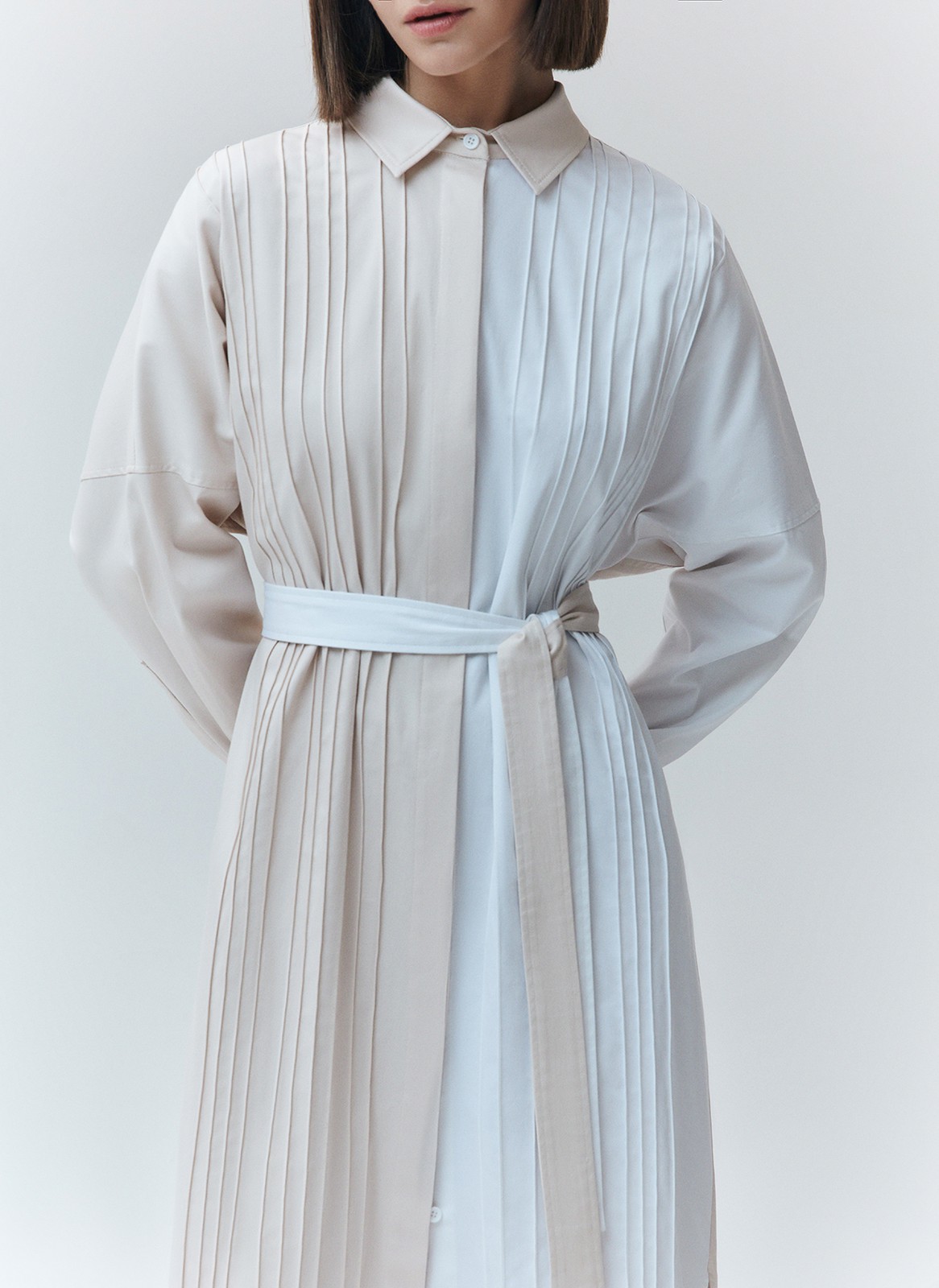 


Одна из самых популярных вариаций платья платье-рубашка длины миди. Воротник, застежка на пуговицы. Свободную модель можно носить так, или с ремнем, чтобы сделать акцент на красоте талии. Приятная, дышащая ткань создает ощущение комфорта на целый день. Расстегните по настроению пуговицы и добавьте нотку провокации в ваш образ. Прогуливайтесь в платье-рубашке по улочкам города, пейте кофе с подругой или отправляйтесь на свидание.