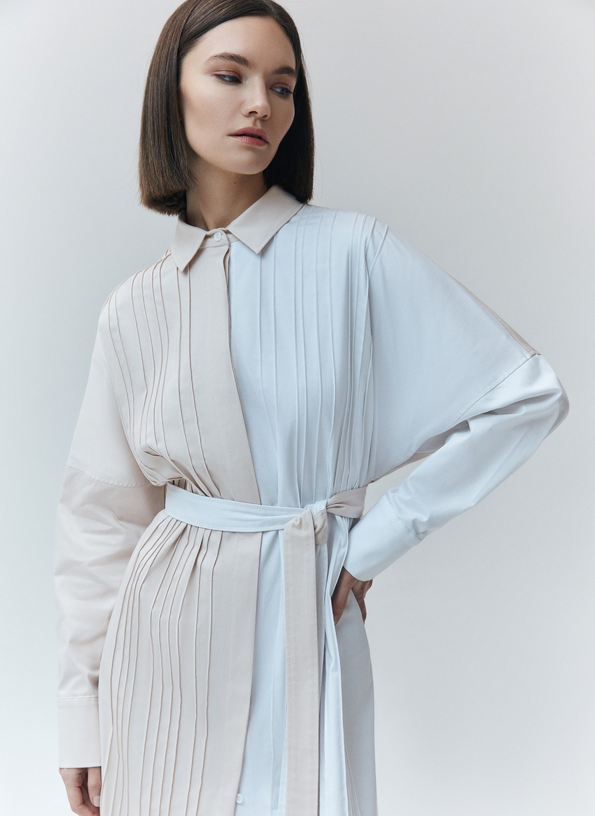 


Одна из самых популярных вариаций платья платье-рубашка длины миди. Воротник, застежка на пуговицы. Свободную модель можно носить так, или с ремнем, чтобы сделать акцент на красоте талии. Приятная, дышащая ткань создает ощущение комфорта на целый день. Расстегните по настроению пуговицы и добавьте нотку провокации в ваш образ. Прогуливайтесь в платье-рубашке по улочкам города, пейте кофе с подругой или отправляйтесь на свидание.