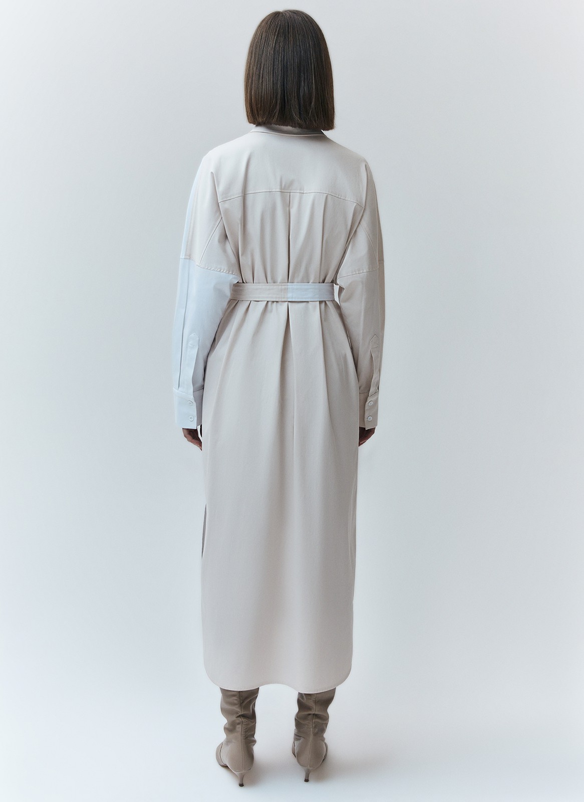 


Одна из самых популярных вариаций платья платье-рубашка длины миди. Воротник, застежка на пуговицы. Свободную модель можно носить так, или с ремнем, чтобы сделать акцент на красоте талии. Приятная, дышащая ткань создает ощущение комфорта на целый день. Расстегните по настроению пуговицы и добавьте нотку провокации в ваш образ. Прогуливайтесь в платье-рубашке по улочкам города, пейте кофе с подругой или отправляйтесь на свидание.