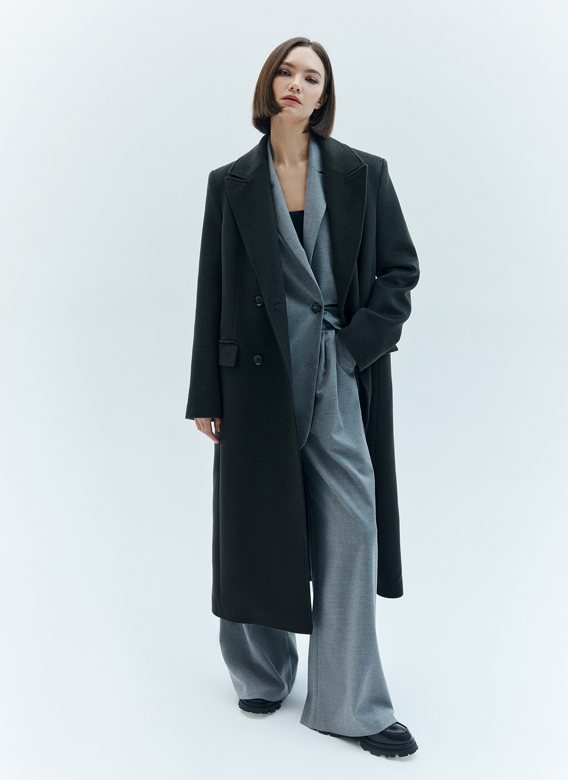 Пальто двубортное удлиненное, цвет: темно-зеленый Allweneed Двубортное пальто длины миди из итальянской шерстяной ткани. Модель прямого силуэта с классической линией плеч. Два накладных кармана. Пальто, которое подойдет к лаконичному образу на каждый день и к строгому костюму и вечернему платью. Ткань высокого качества имеет характерный легкий отблеск, что добавляет образу немного шика. Модель достаточно свободная, поэтому вы можете легко передвигаться по городу.
Температурный режим до +5 C